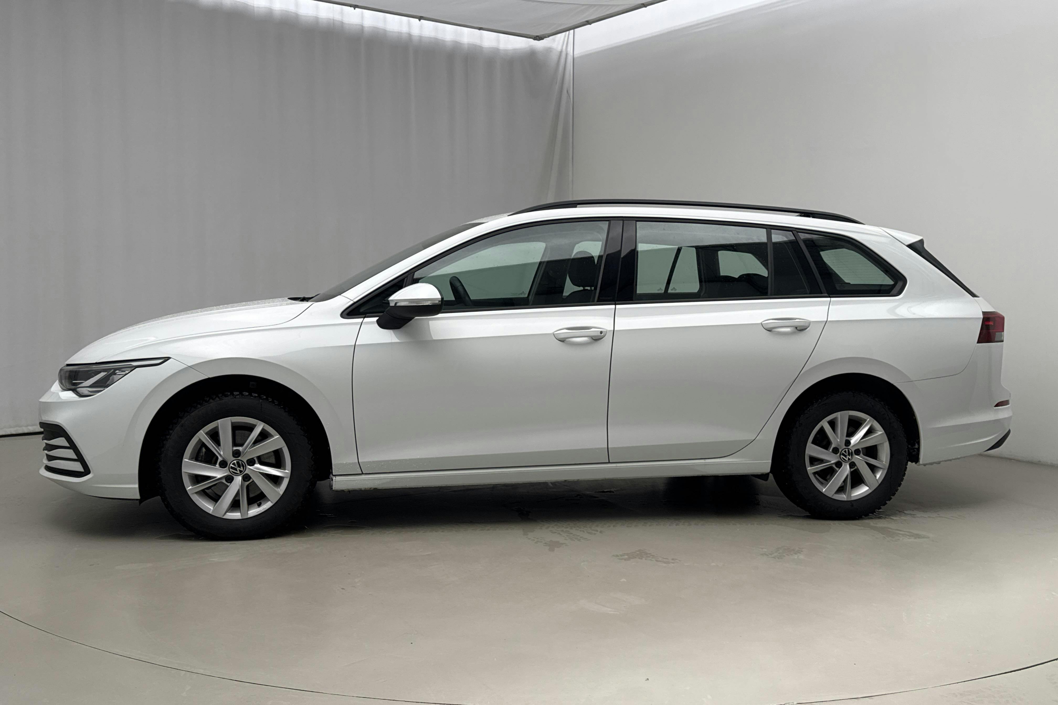 Presentationsfoto 2 av 19: VW Golf VIII 1.5 TGI Sportscombi (130hk) - 3 764 mil - Automat - vit - 2023