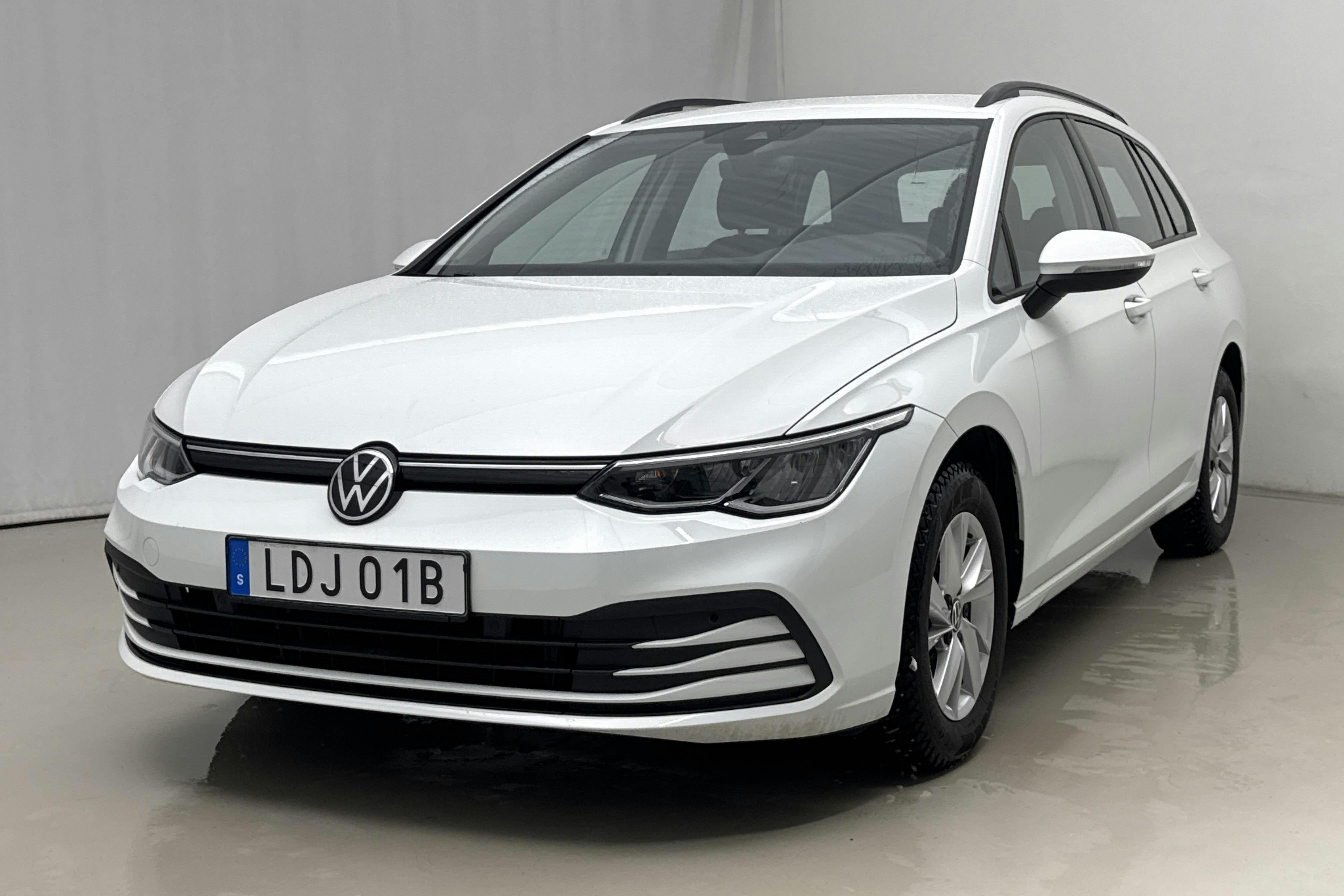 Presentationsfoto 1 av 19: VW Golf VIII 1.5 TGI Sportscombi (130hk) - 3 096 mil - Automat - vit - 2023