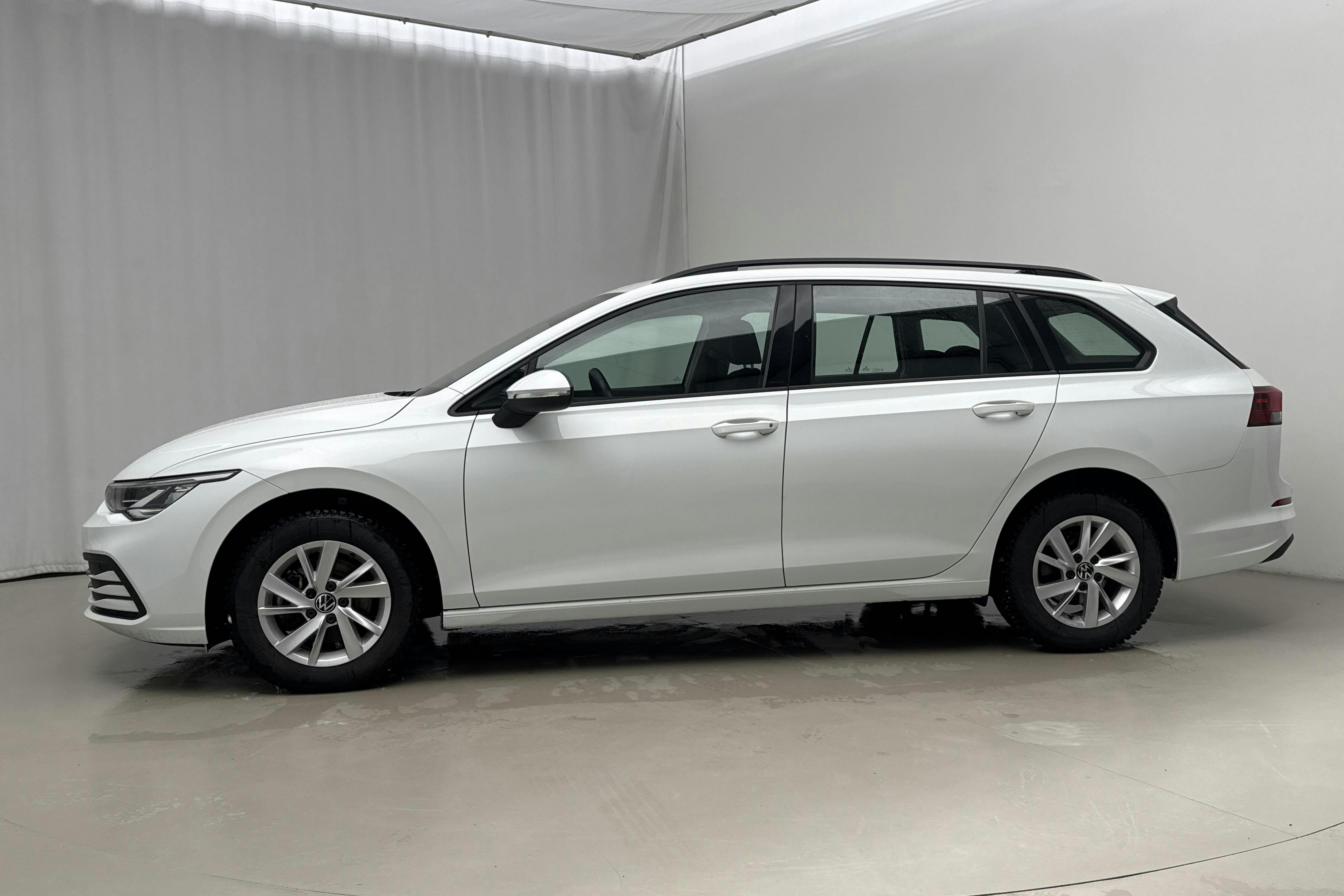 Presentationsfoto 2 av 19: VW Golf VIII 1.5 TGI Sportscombi (130hk) - 3 096 mil - Automat - vit - 2023