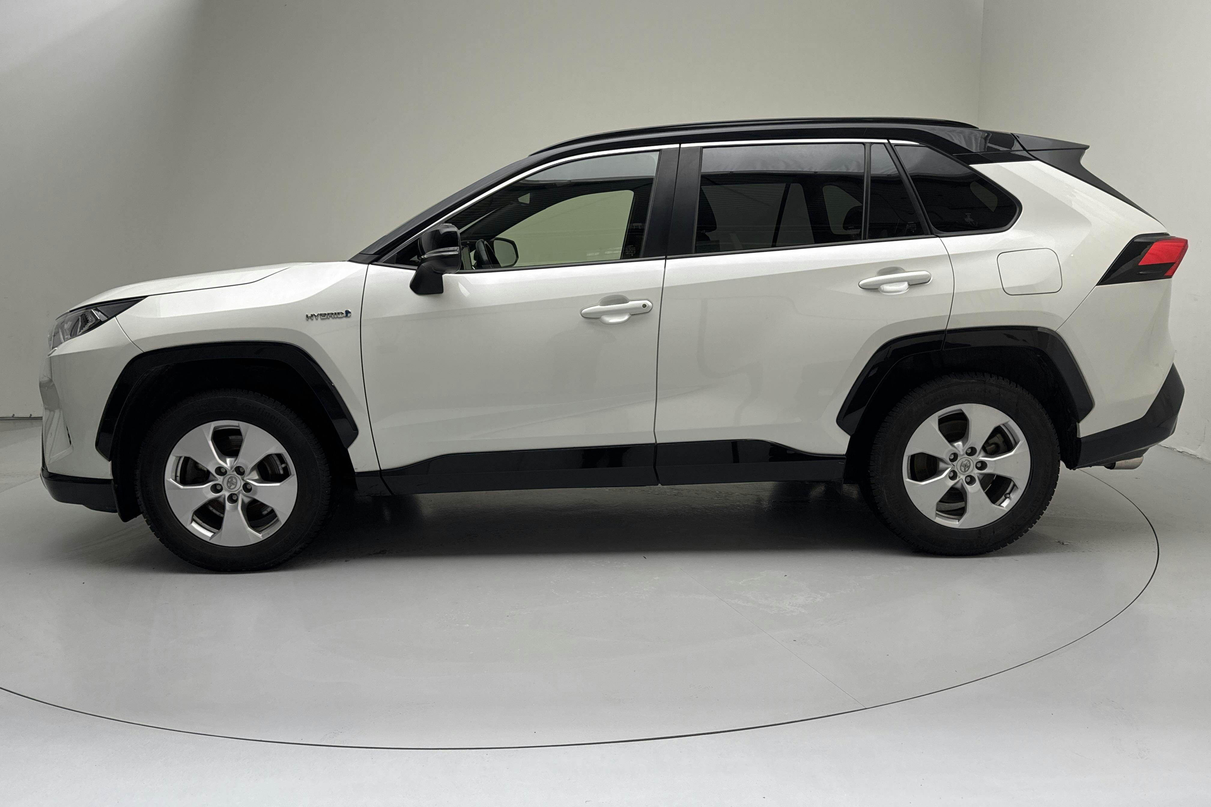 Præsentationsfoto 2 af 15: Toyota RAV4 2.5 HSD AWD (222hk) - 150 660 kilometer - Salgsautomat - Hvid - 2019