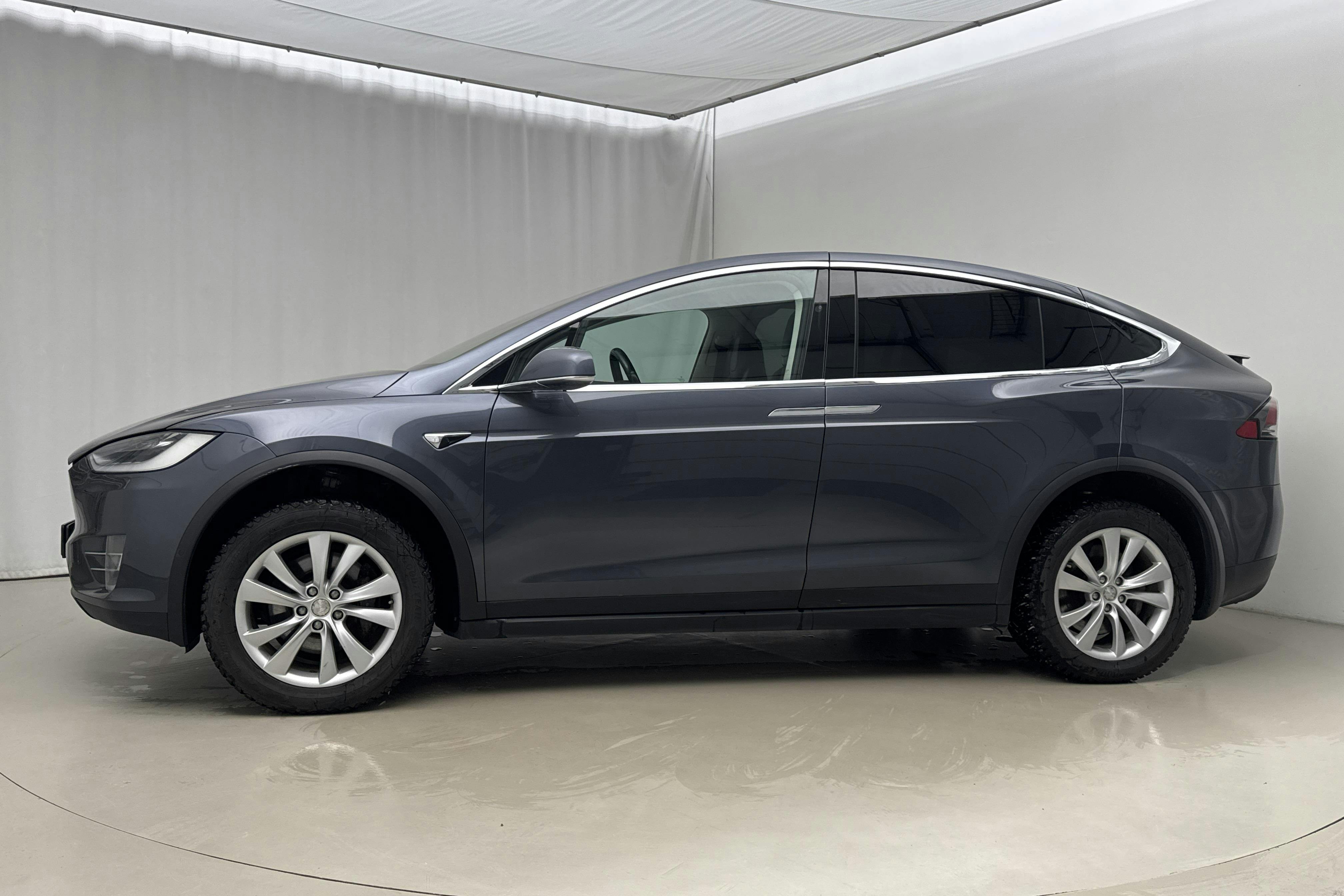 Präsentationsfoto 2 von 26: Tesla Model X 75D - 139 690 Kilometer - Verkaufsautomat - grau - 2016