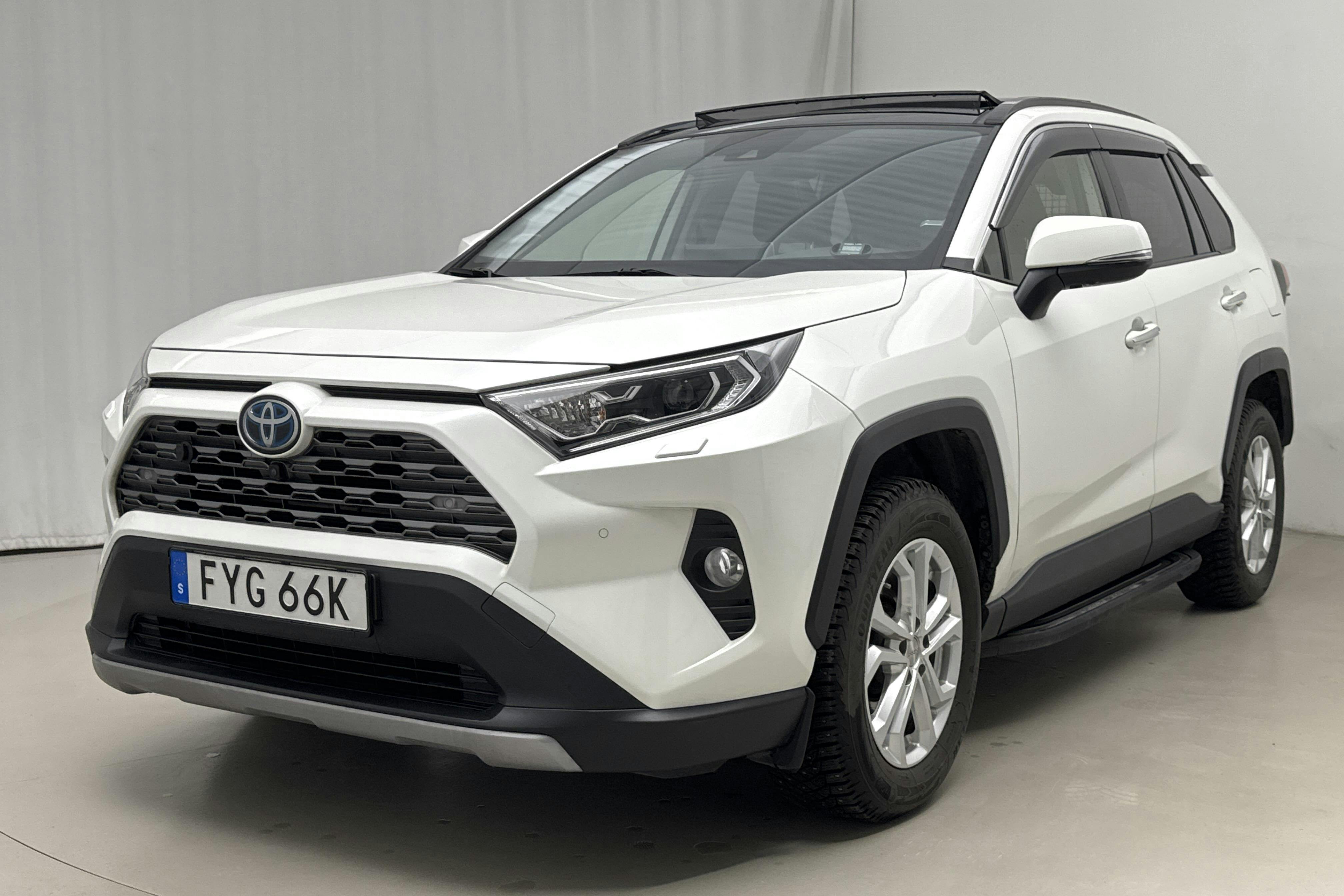 Presentation photo 1 of 26: Toyota RAV4 2.5 HSD AWD (222hk) - 91 410 km - Automatic - white - 2021