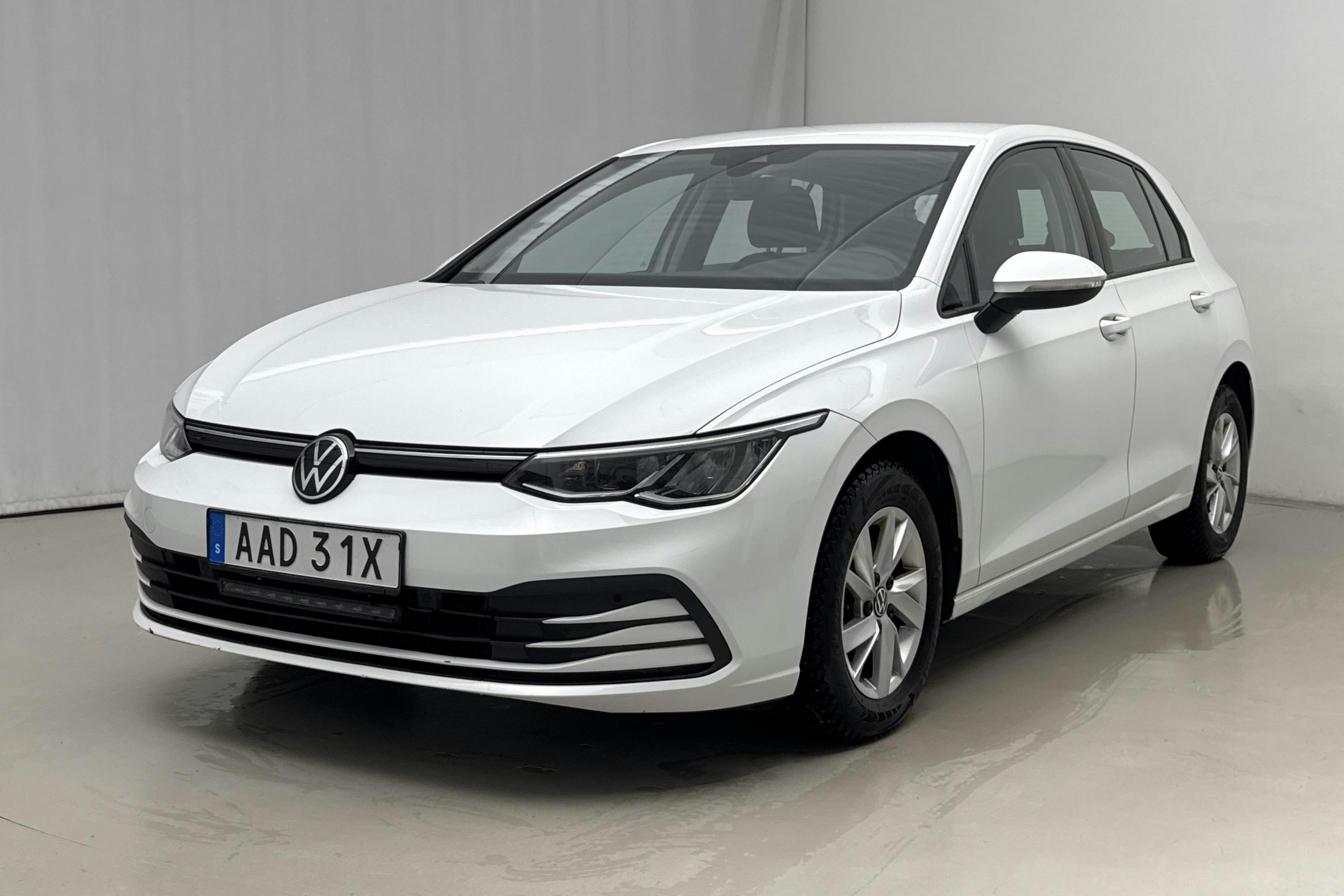 Presentation photo 1 of 19: VW Golf VIII TGI 5dr (130hk) - 105 330 km - Automatic - white - 2023