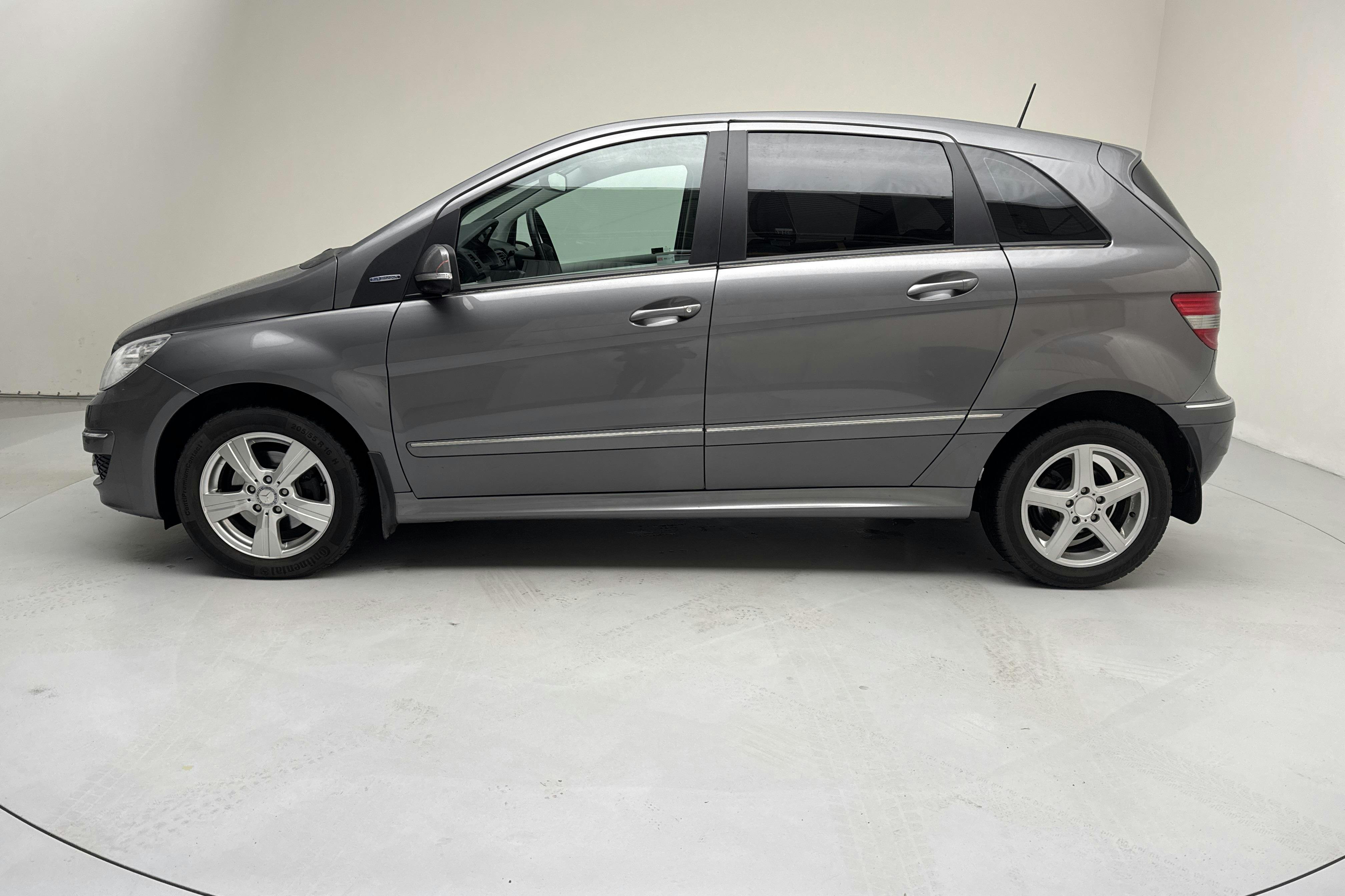 Presentation photo 2 of 12: Mercedes B 180 NGT BlueEfficiency (116hk) - 83 640 km - Automatic - gray - 2010