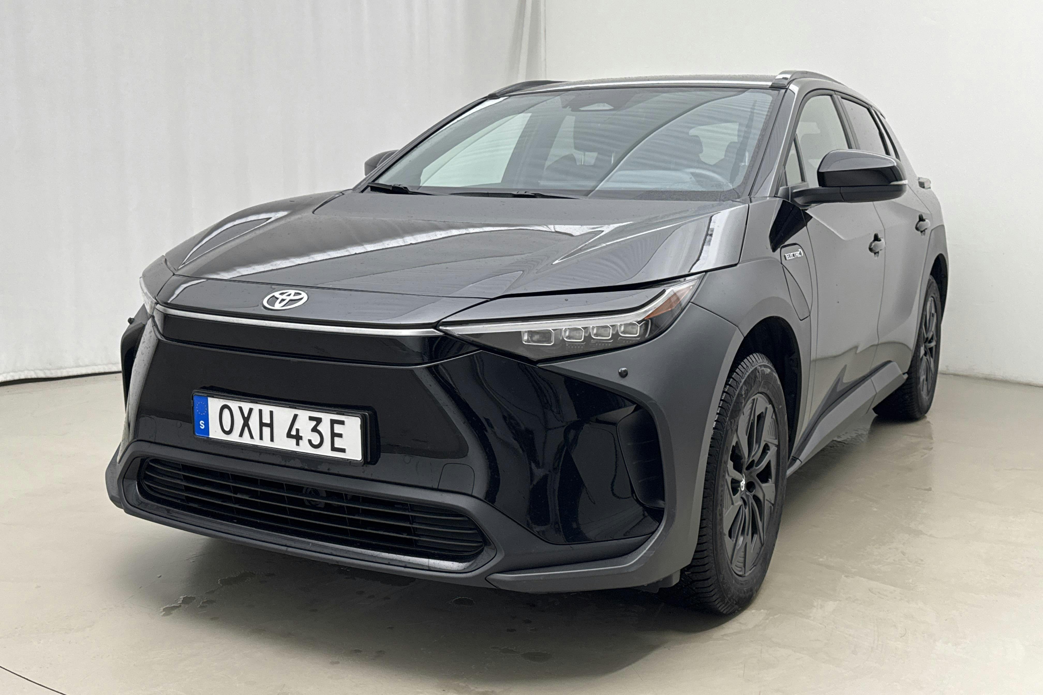 Presentationsfoto 1 av 21: Toyota bZ4X AWD (218hk) - 6 262 mil - Automat - svart - 2023