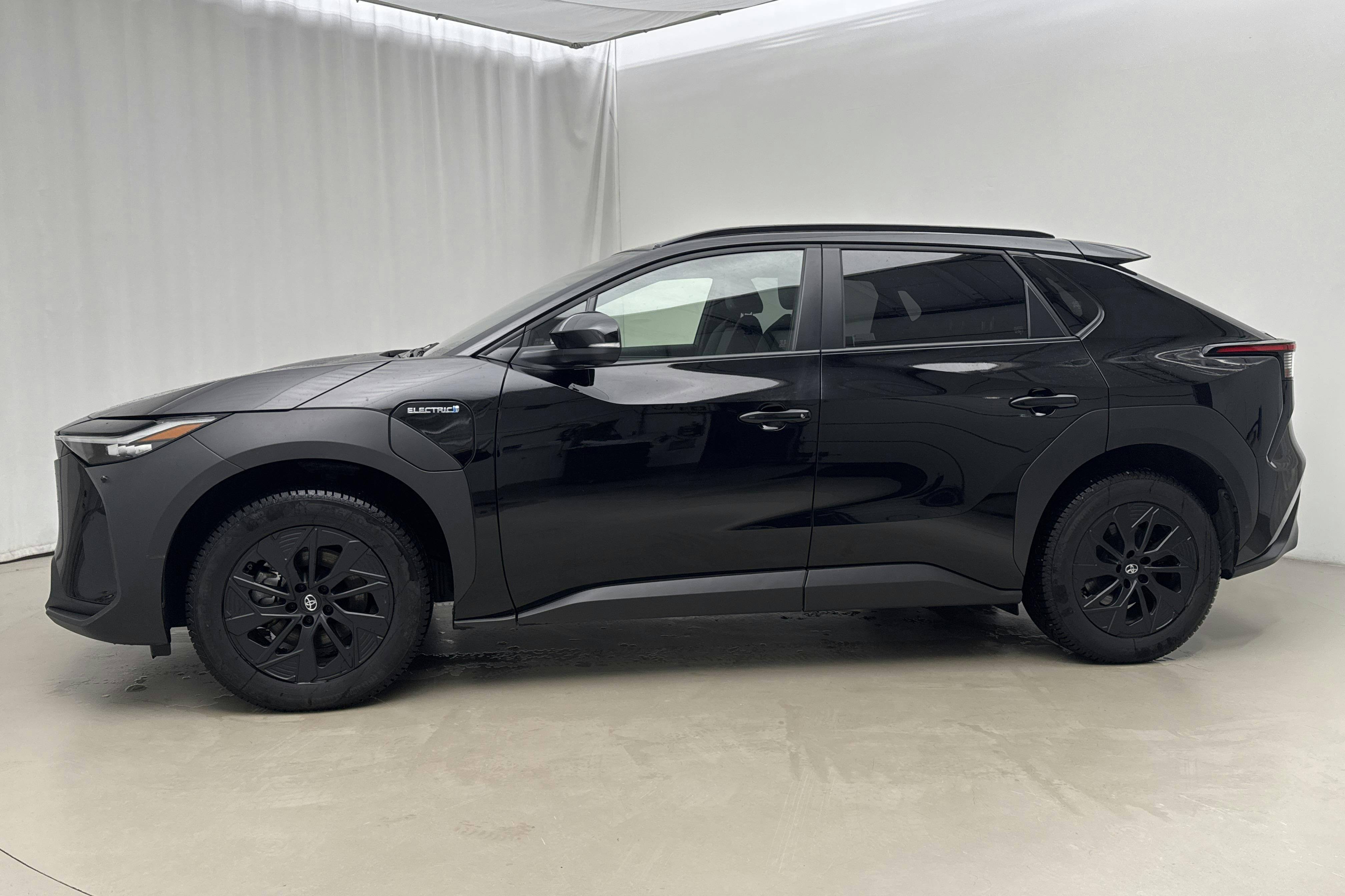 Presentationsfoto 2 av 21: Toyota bZ4X AWD (218hk) - 6 262 mil - Automat - svart - 2023