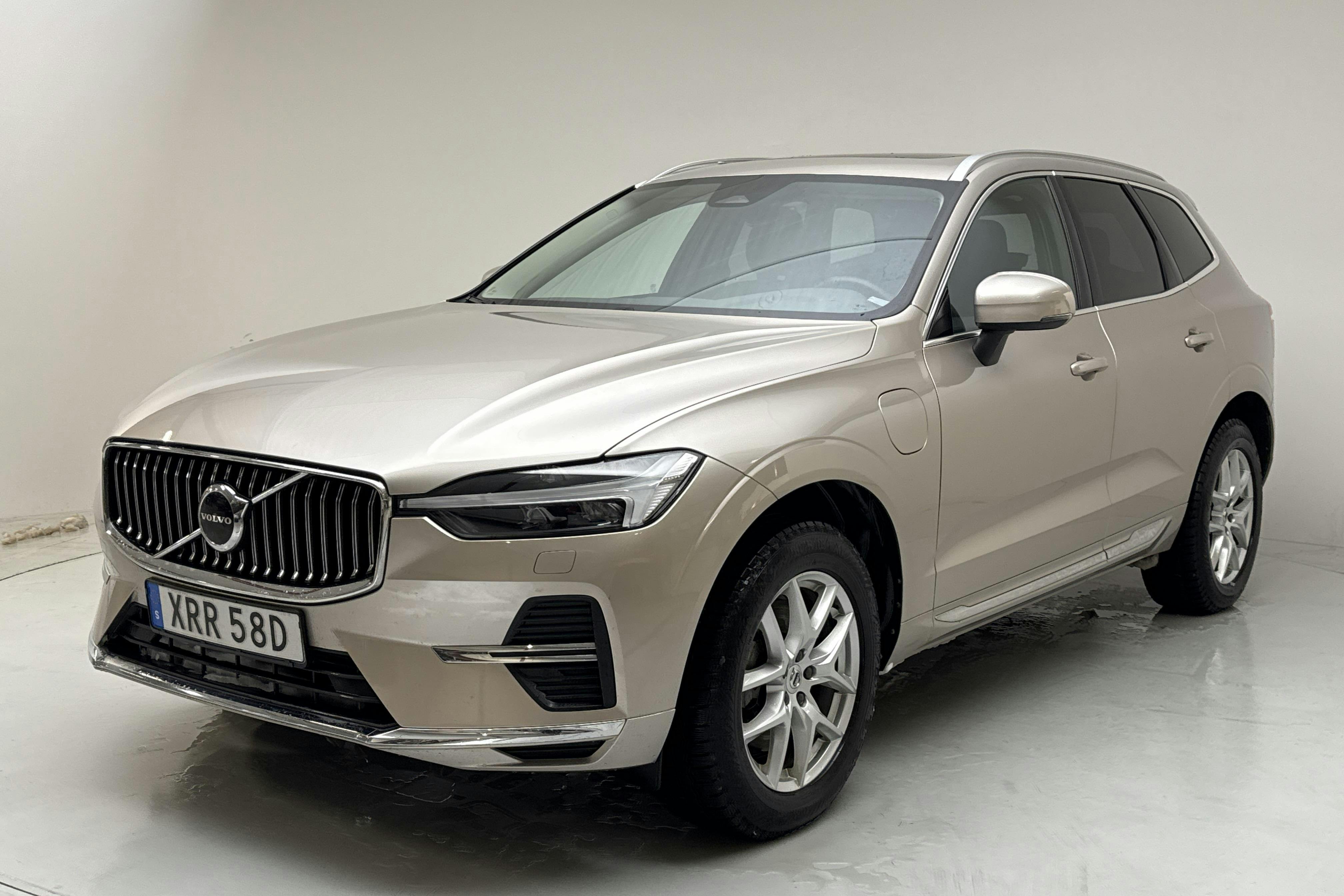 Presentationsfoto 1 av 20: Volvo XC60 T6 AWD Recharge (350hk) - 14 081 mil - Automat - Light Grey - 2023