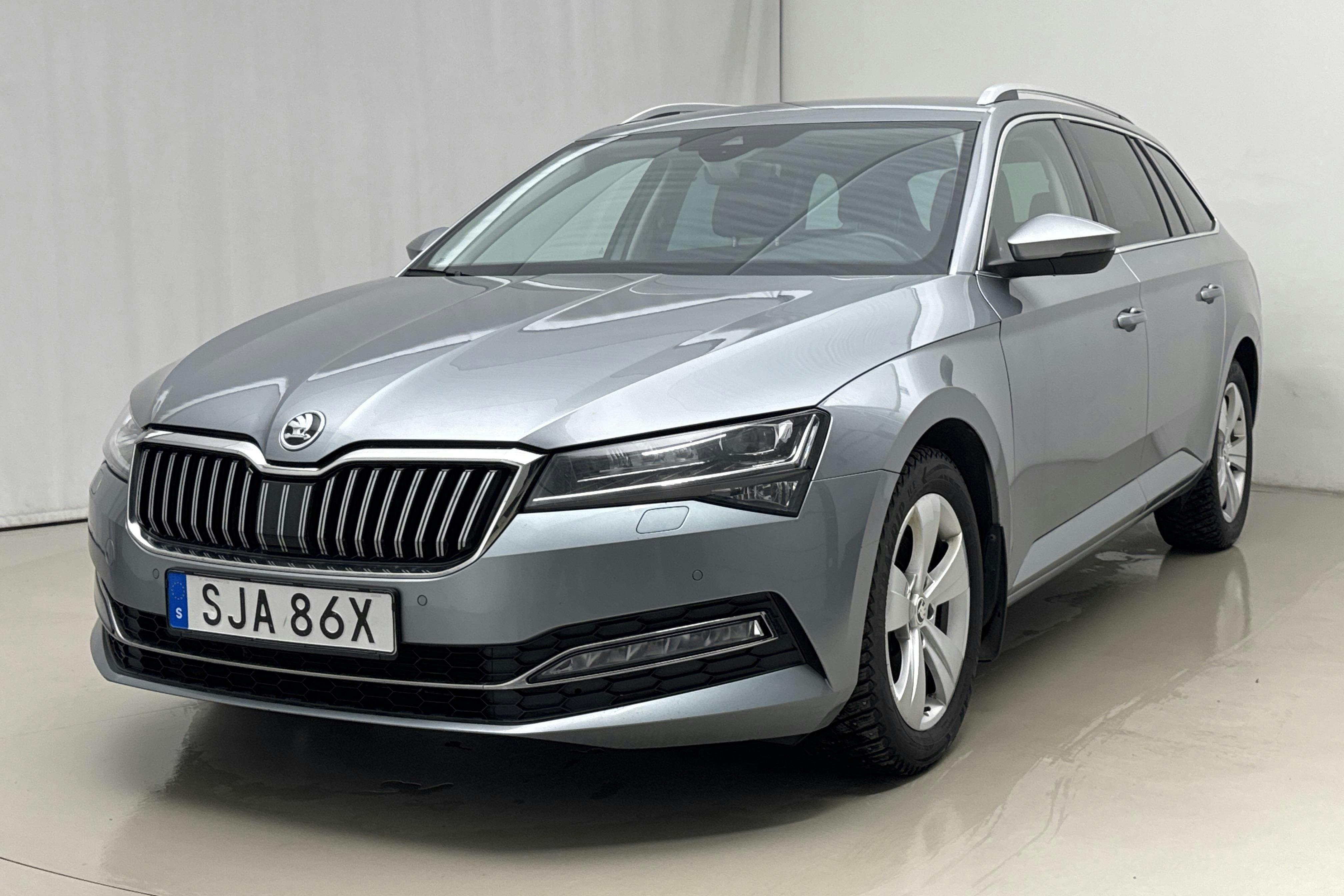 Presentation photo 1 of 24: Skoda Superb 1.5 TSI Kombi (150hk) - 108 550 km - Automatic - gray - 2021