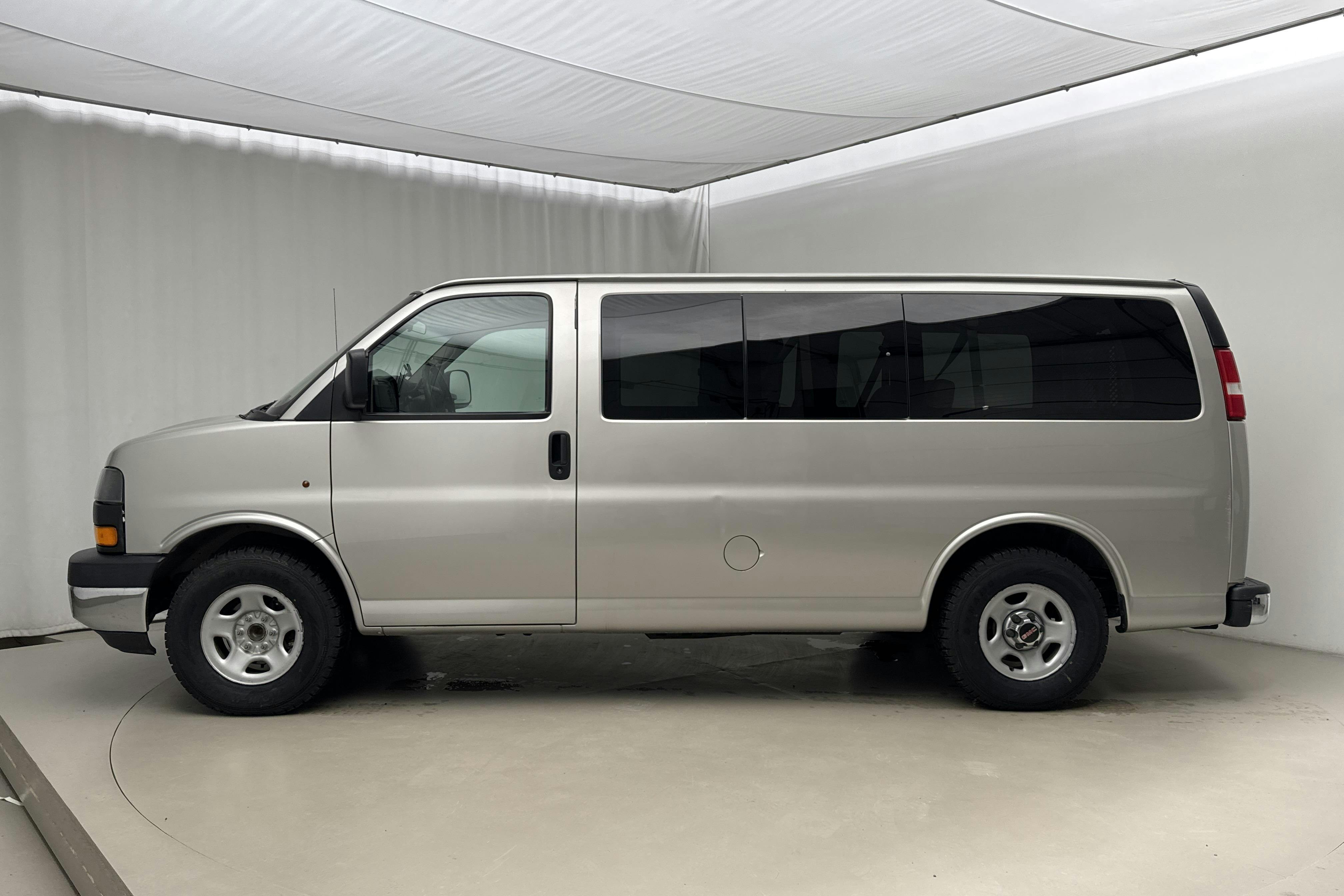 Zdjęcie prezentacyjne 2 z 15: GMC Savana 1500 Passanger Van (299hk) - 157 460 km - Automatyczna - srebro - 2006