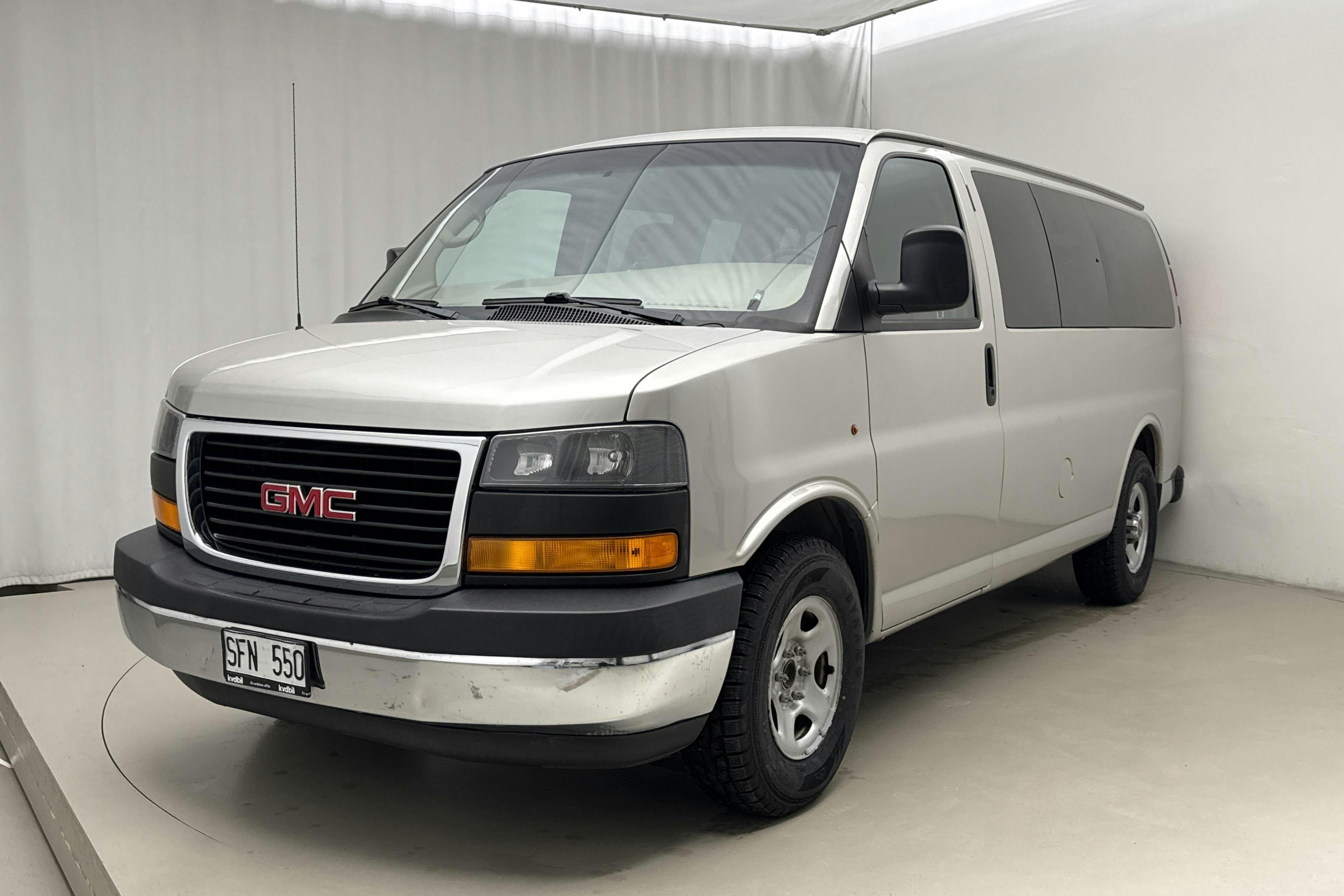 Zdjęcie prezentacyjne 1 z 15: GMC Savana 1500 Passanger Van (299hk) - 157 460 km - Automatyczna - srebro - 2006