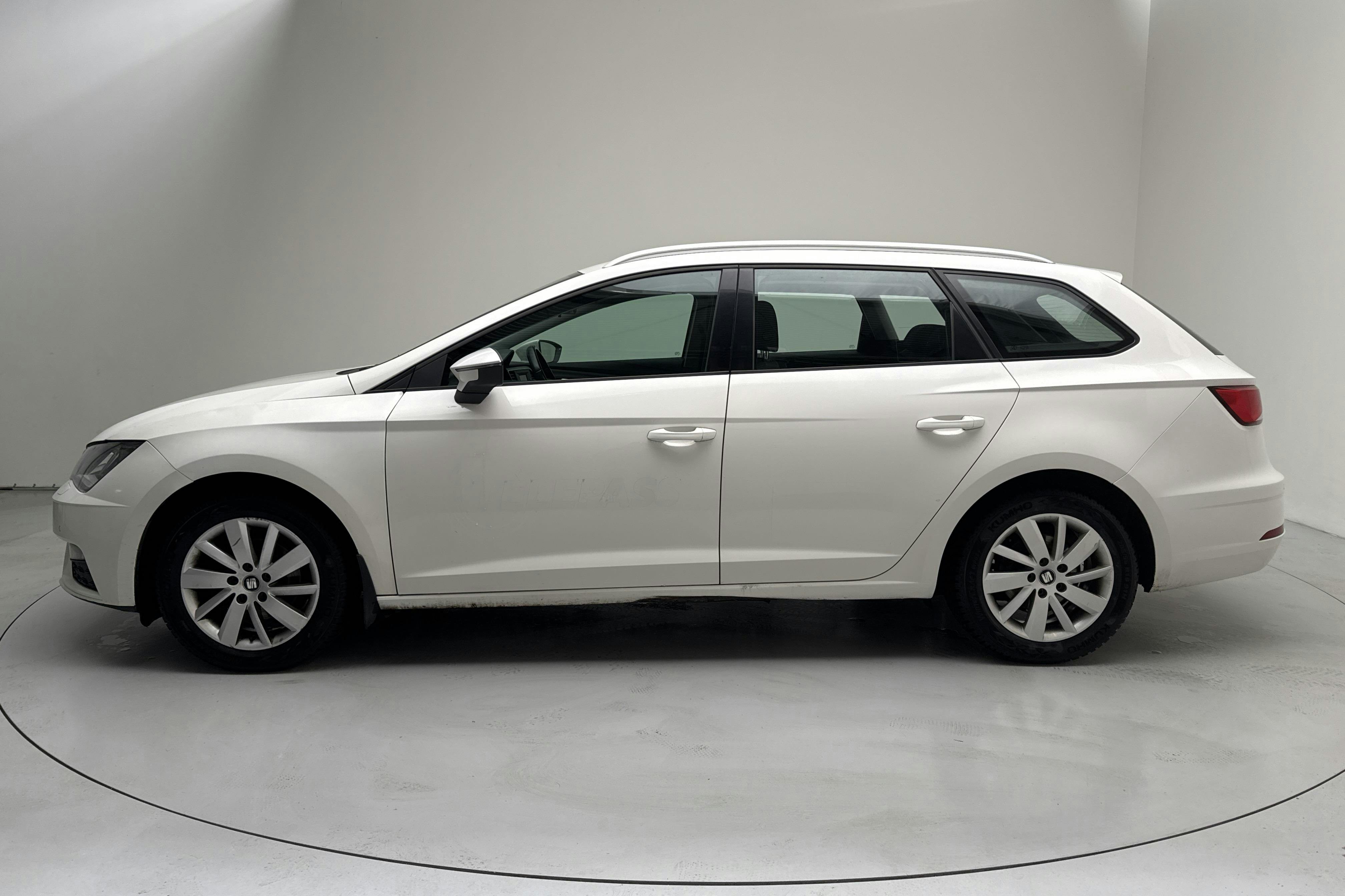 Presentationsfoto 2 av 11: Seat Leon 1.5 TGI ST (130hk) - 42 562 mil - Manuell - vit - 2020