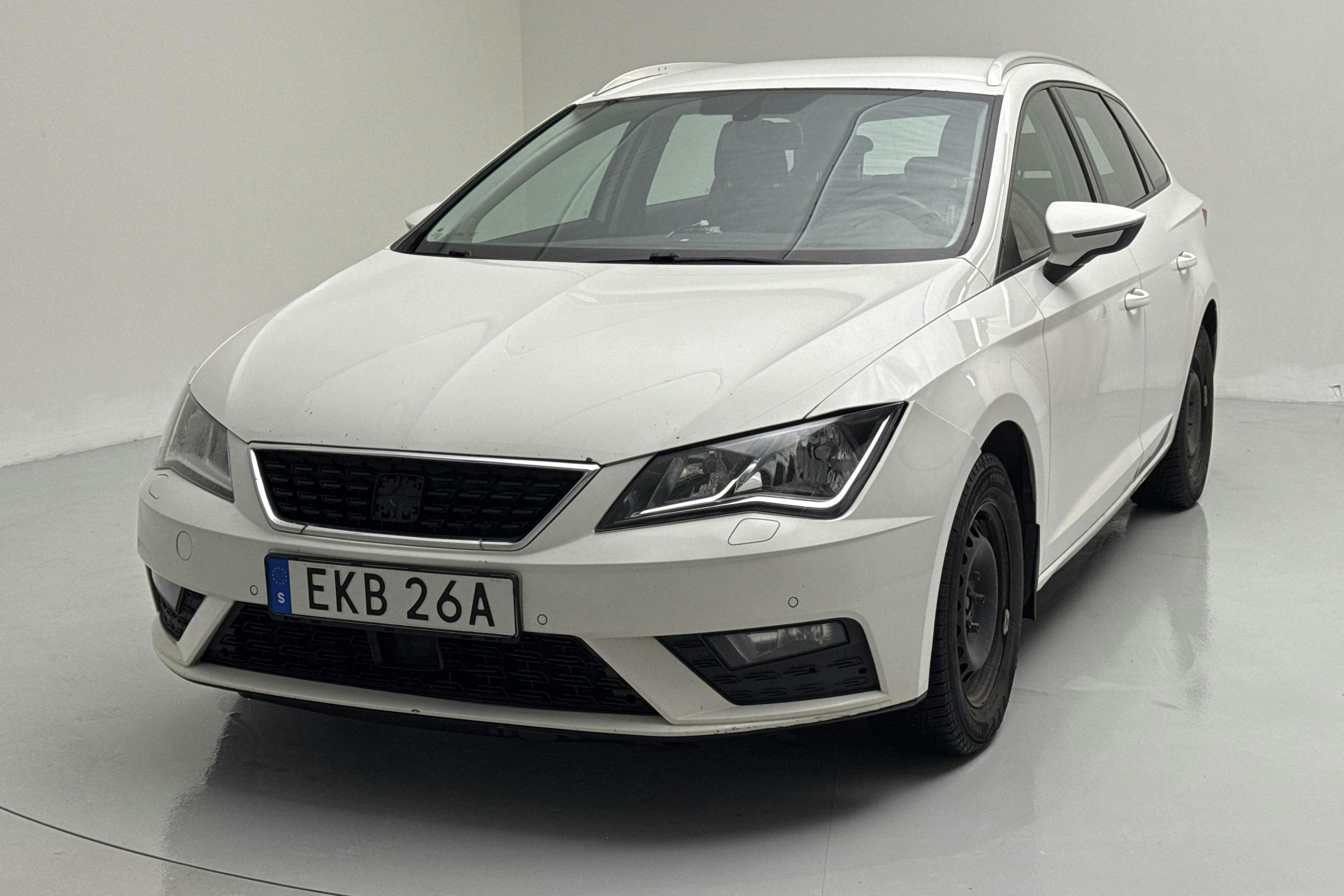 Presentationsfoto 1 av 11: Seat Leon 1.5 TGI ST (130hk) - 48 783 mil - Manuell - vit - 2020