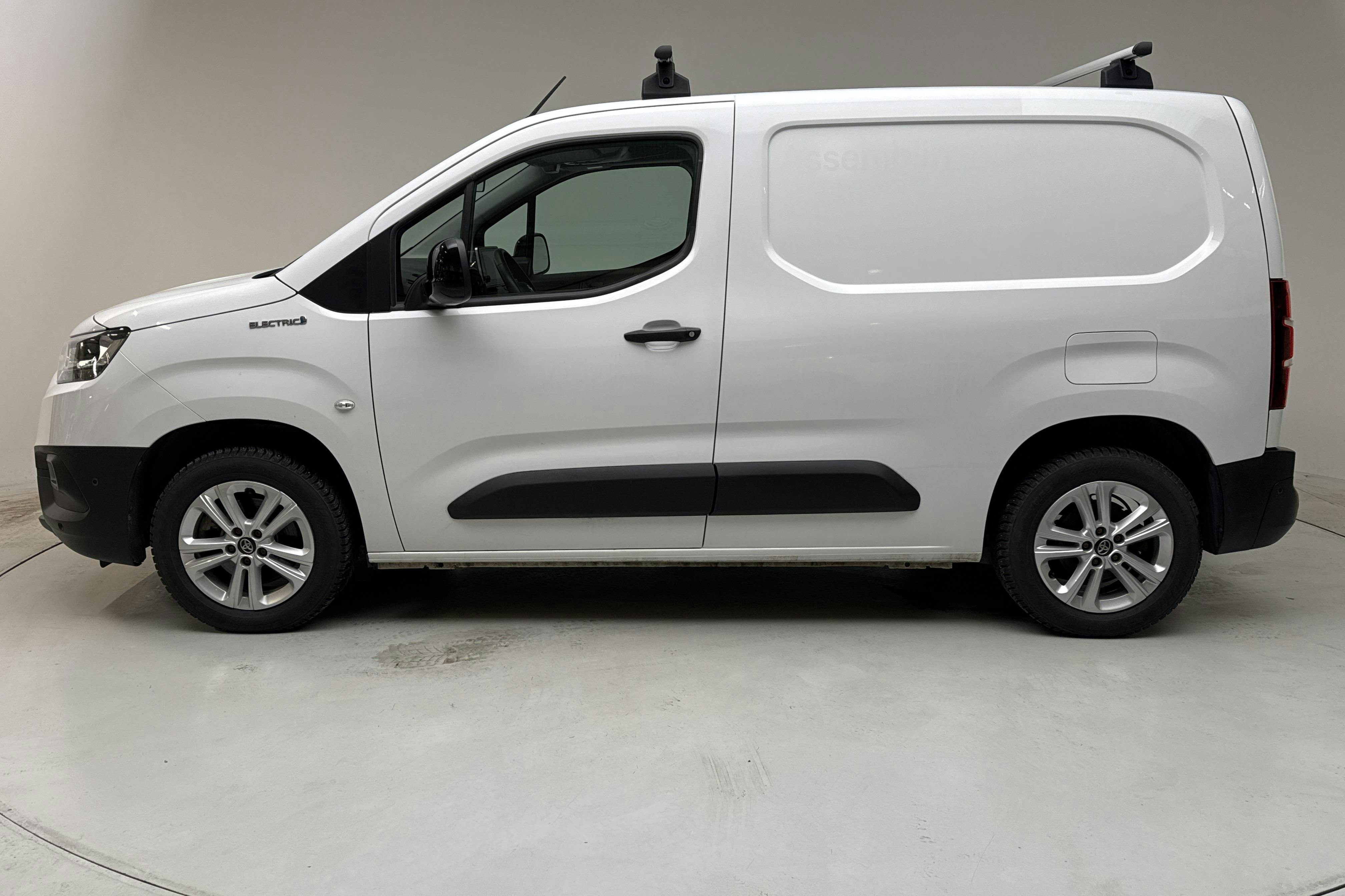 Presentationsfoto 2 av 15: Toyota PROACE CITY Electric 50kWh (136hk) - 3 968 mil - Automat - vit - 2023