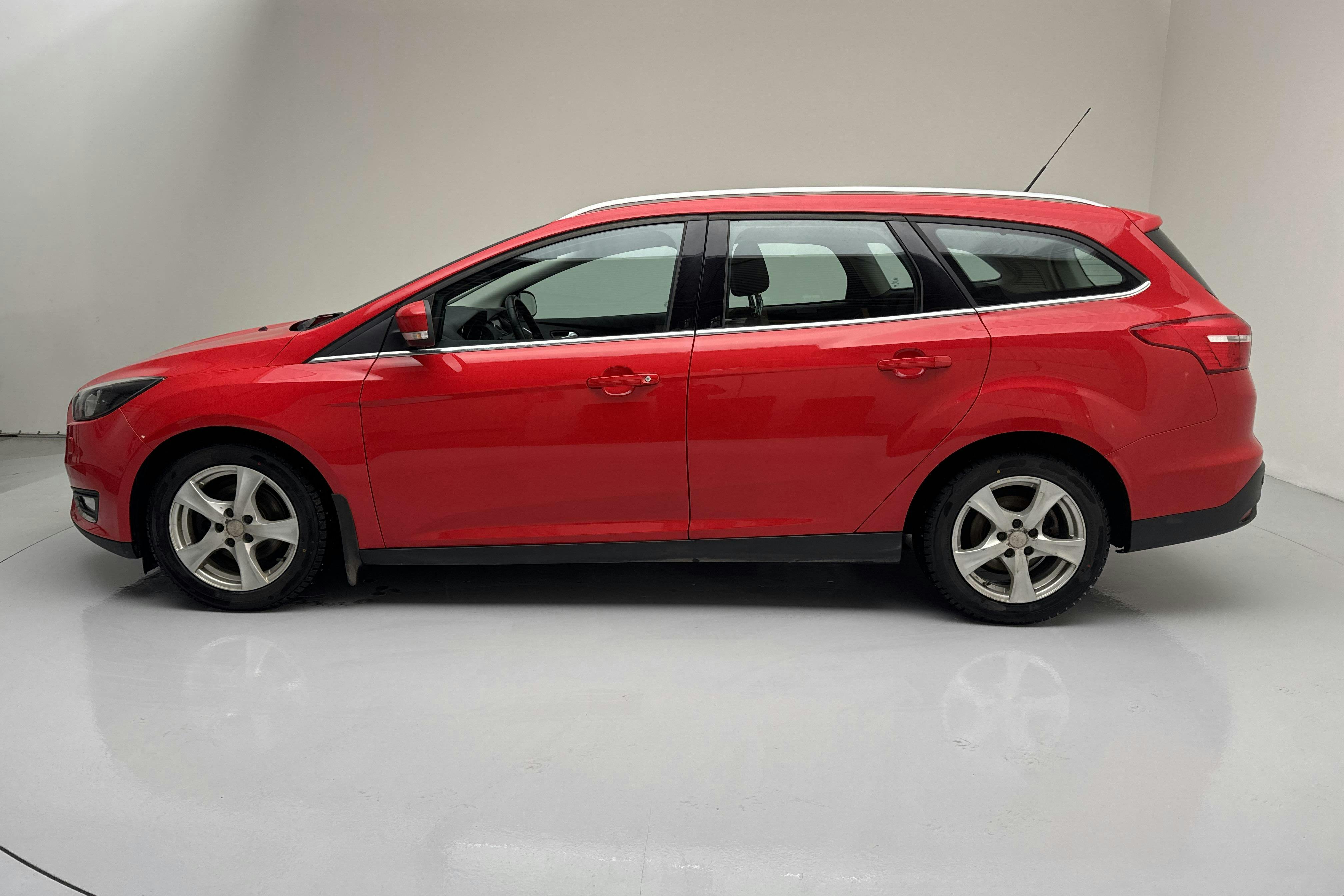 Presentation photo 2 of 12: Ford Focus 1.0 EcoBoost Kombi (125hk) - 97 380 km - Manual - red - 2016
