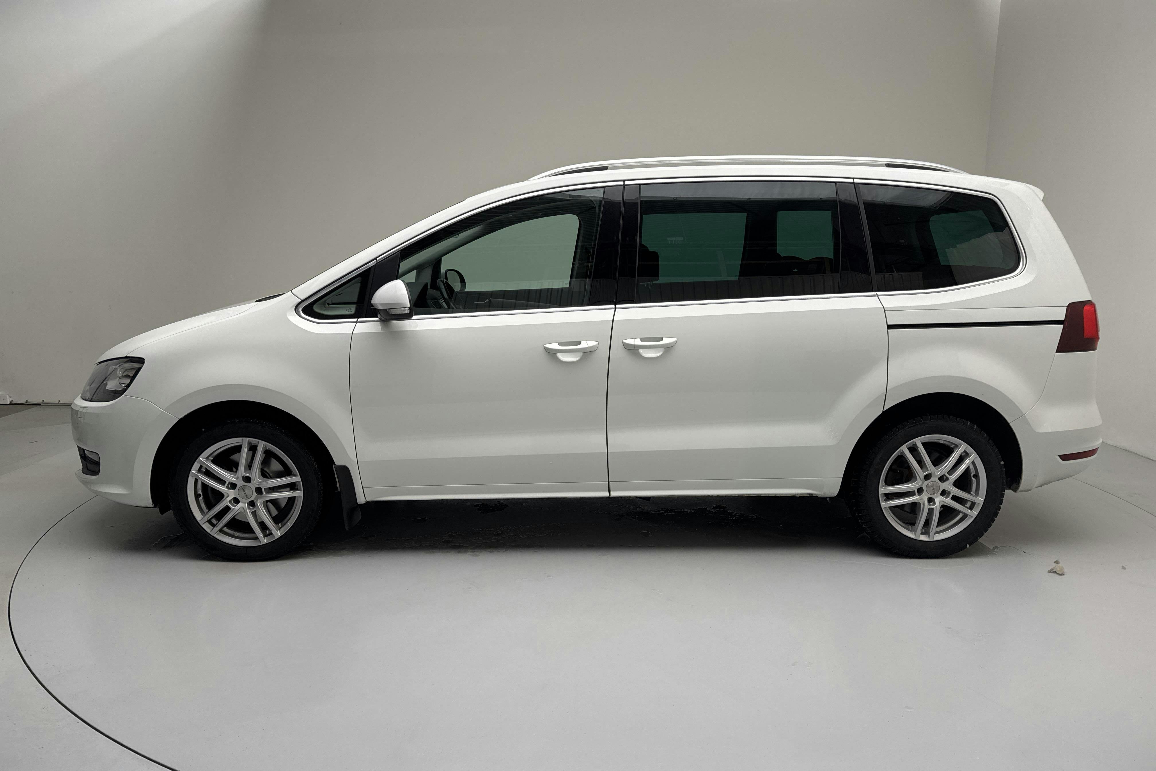 Esittelykuva 2 osoitteesta 16: VW Sharan 2.0 TDI (150hk) - 127 190 km - Manuaalinen - valkoinen - 2019