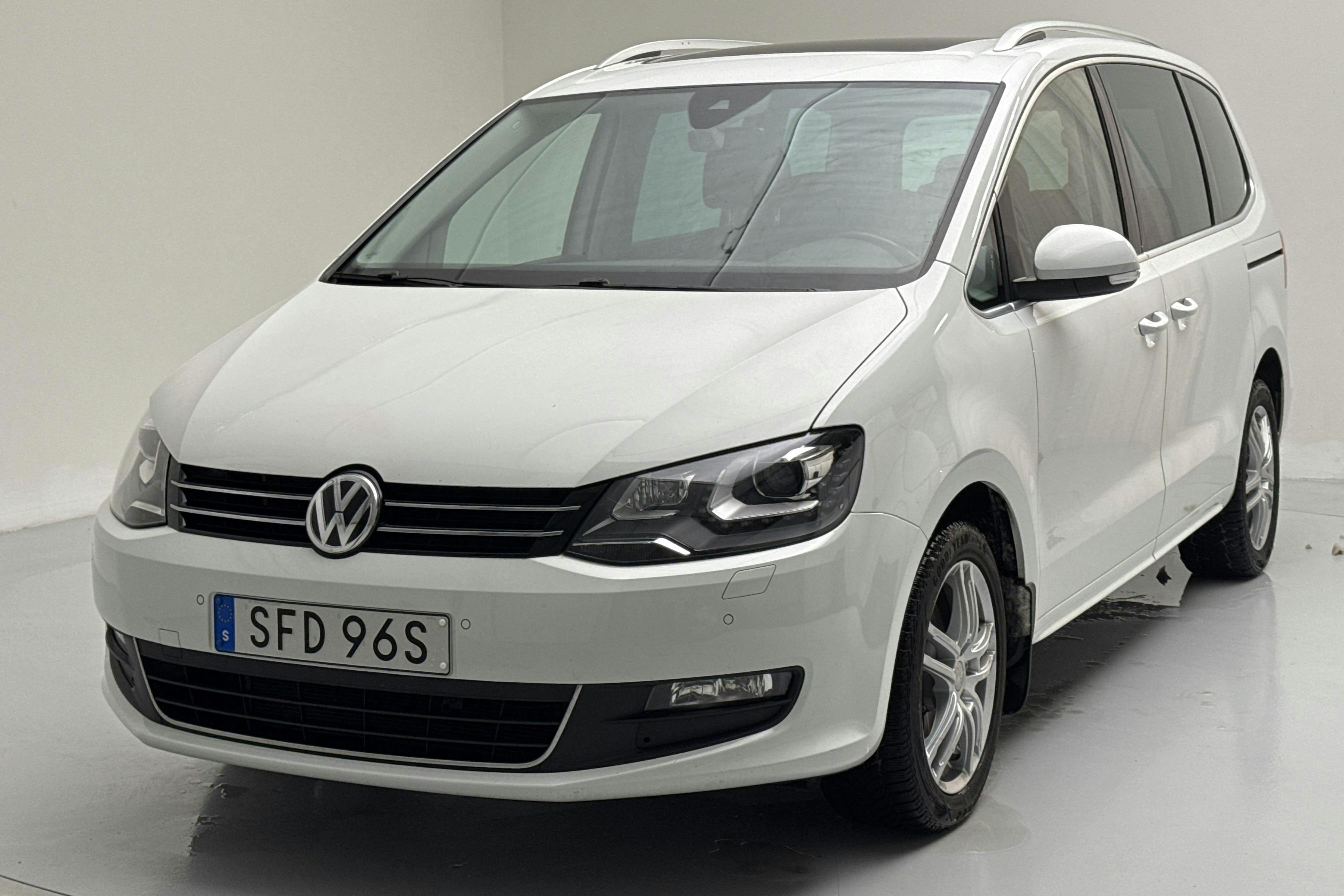 Esittelykuva 1 osoitteesta 16: VW Sharan 2.0 TDI (150hk) - 127 190 km - Manuaalinen - valkoinen - 2019
