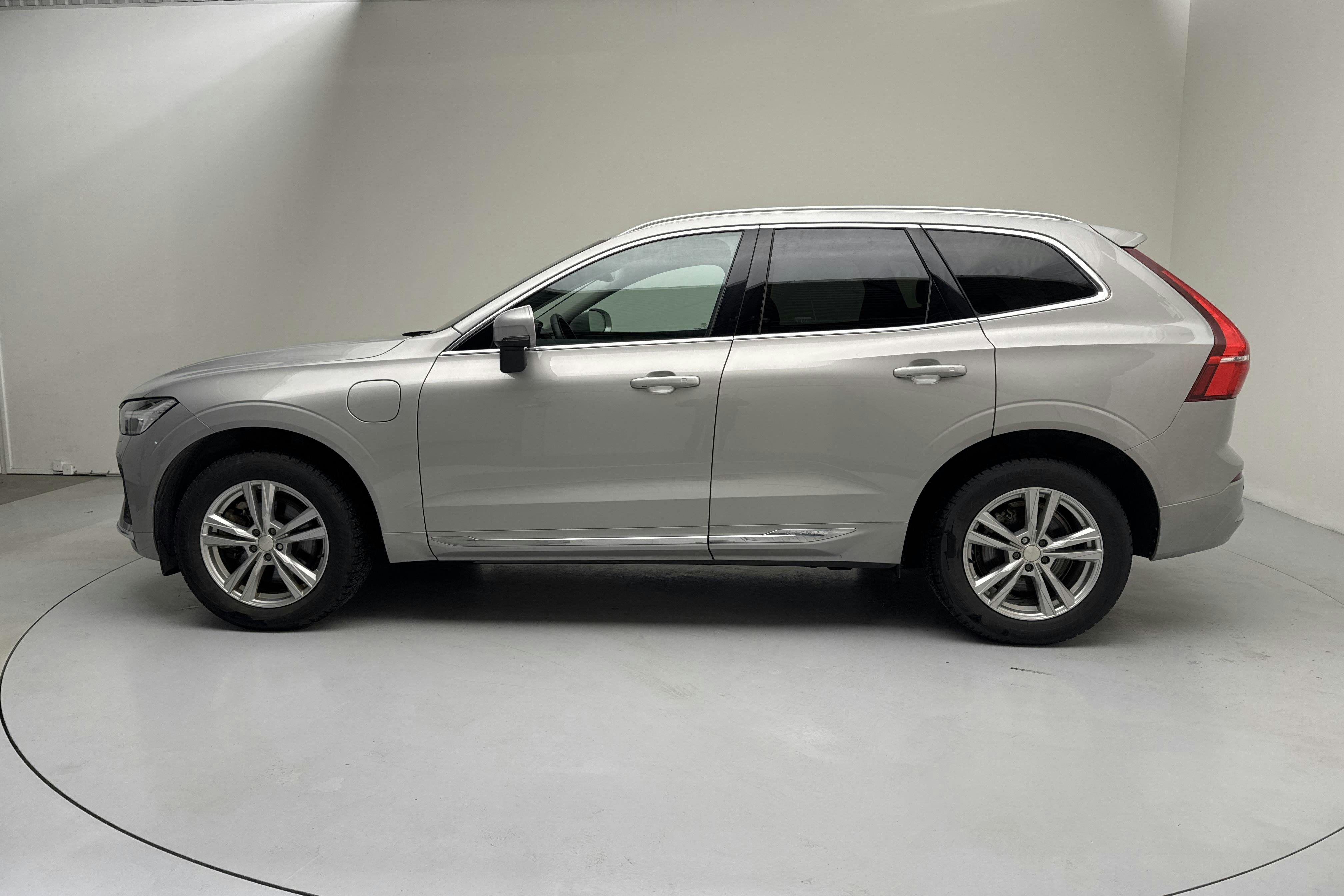 Präsentationsfoto 2 von 18: Volvo XC60 T6 AWD Recharge (350hk) - 99 160 Kilometer - Verkaufsautomat - Silber - 2023