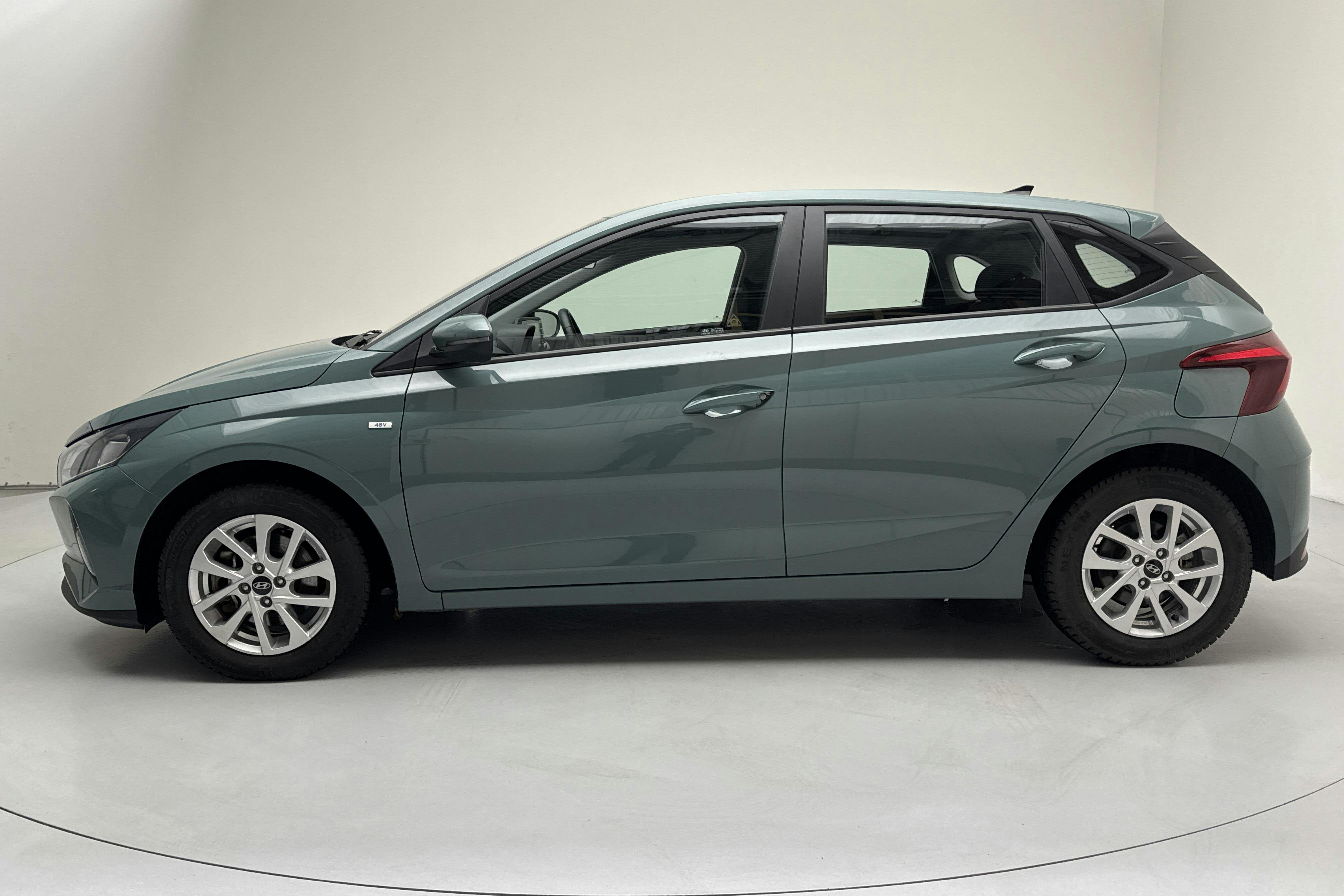 Presentationsfoto 2 av 14: Hyundai i20 1.0 T-GDi (100hk) - 1 534 mil - Automat - grön - 2022