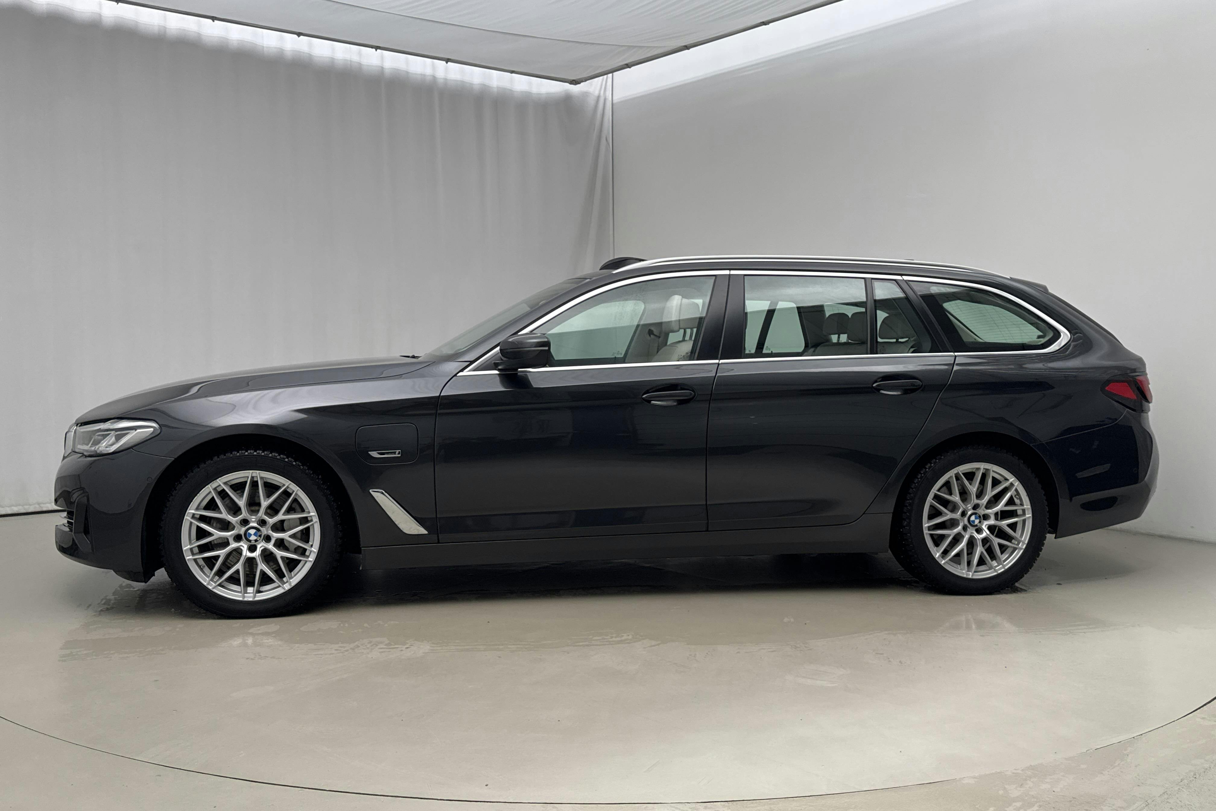 Presentation photo 2 of 29: BMW 530e xDrive Touring, G31 12kWh LCI (292hk) - 86 140 km - Automatic - gray - 2022