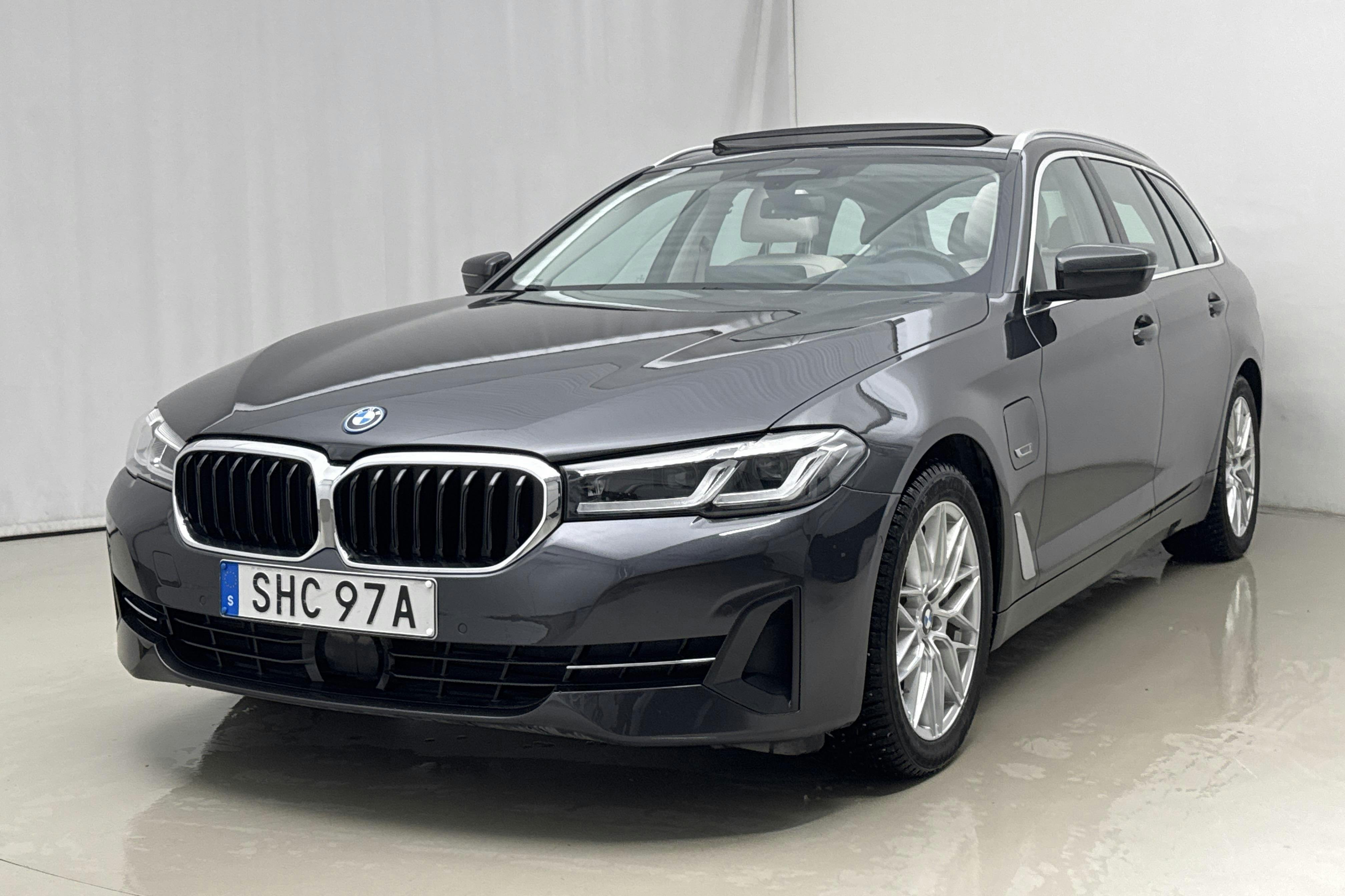 Presentation photo 1 of 29: BMW 530e xDrive Touring, G31 12kWh LCI (292hk) - 86 140 km - Automatic - gray - 2022