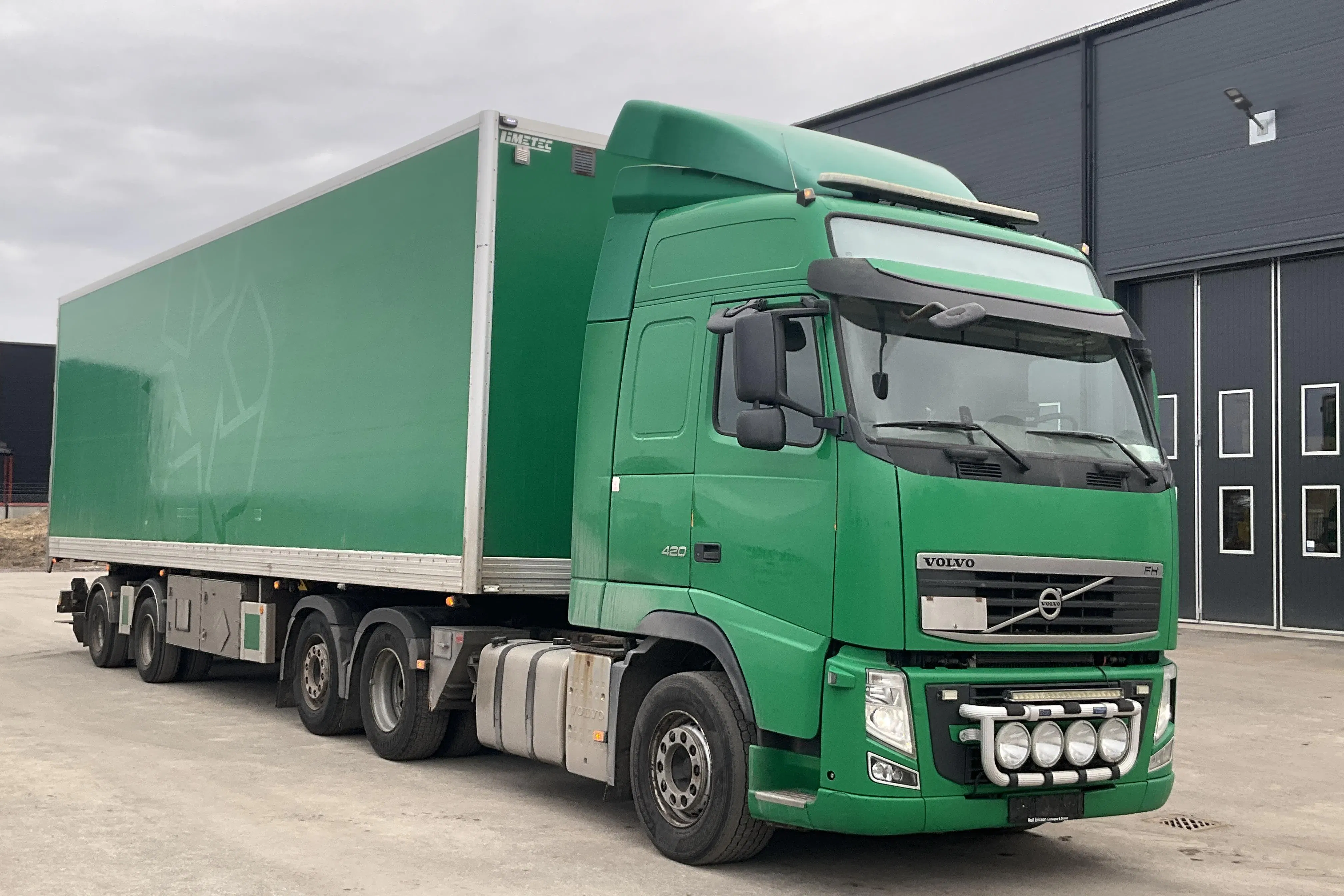 Presentationsfoto 2 av 48: Volvo FH420 dragbil + Limetec trailer (reg DJT 376) - 398 474 km - Automat - Dark Green - 2012