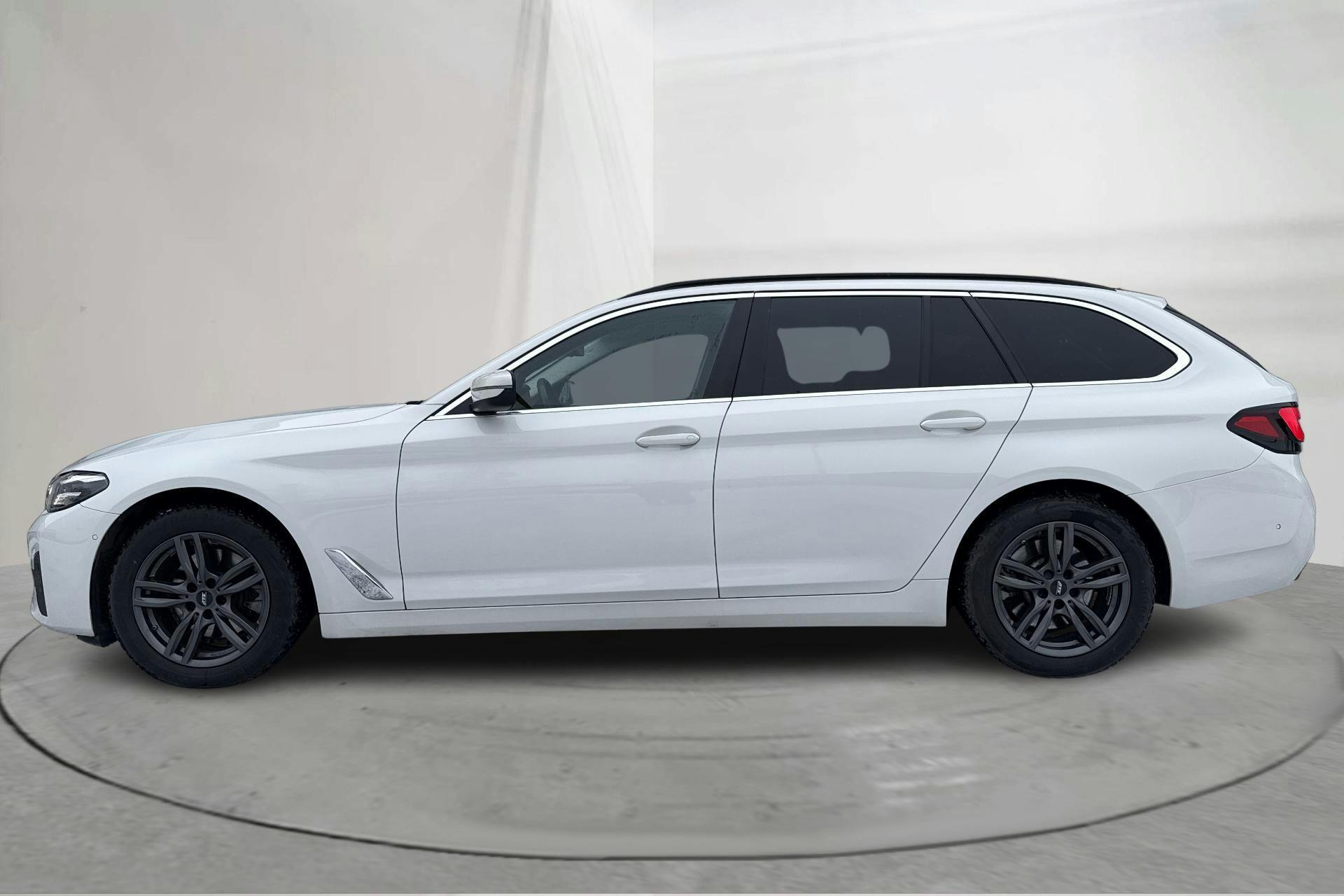 Presentationsfoto 2 av 23: BMW 520d xDrive Touring, G31 LCI (190hk+11hk) - 9 835 mil - Automat - vit - 2021