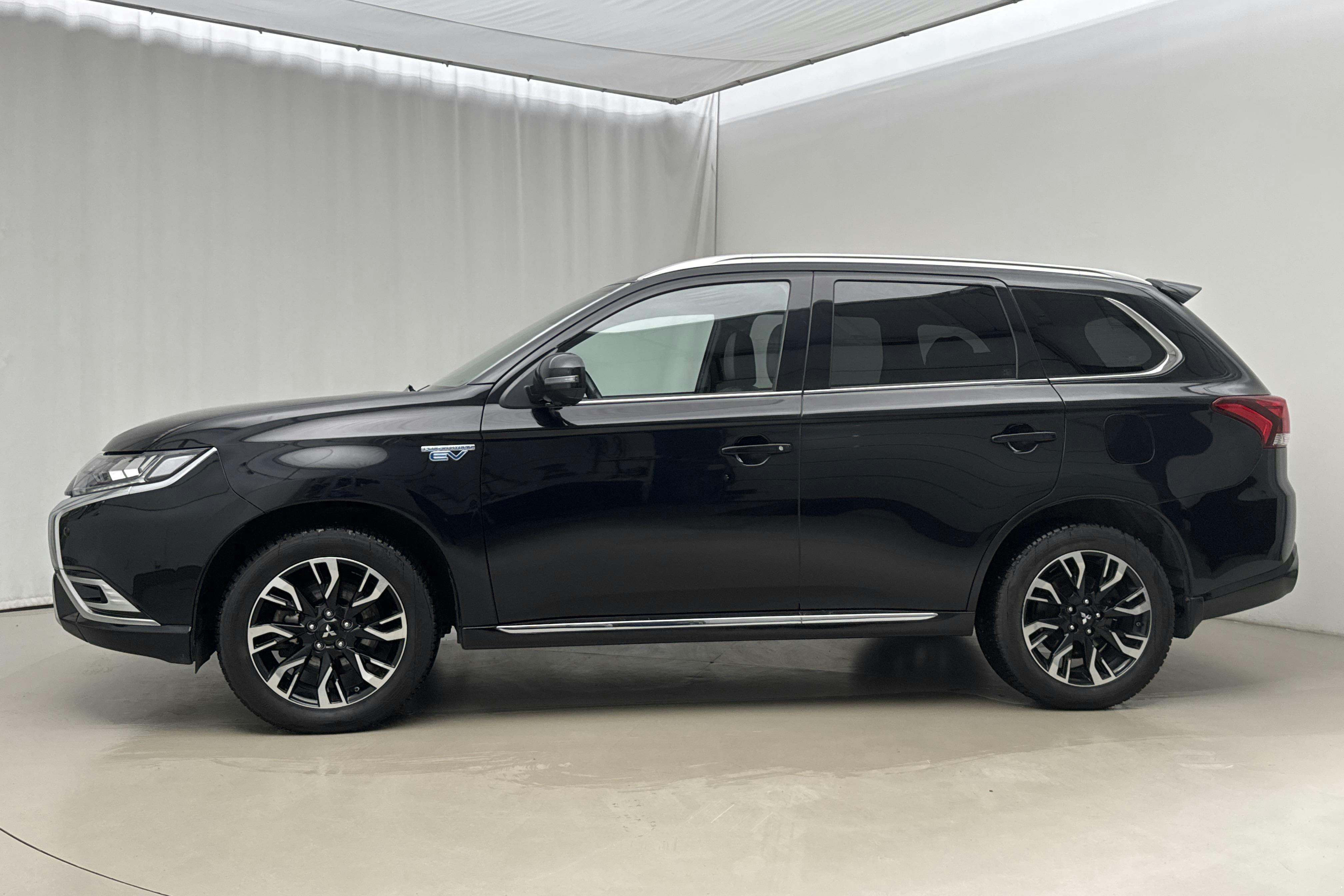 Presentationsfoto 2 av 23: Mitsubishi Outlander 2.4 Plug-in Hybrid 4WD (136hk) - 8 599 mil - Automat - svart - 2020