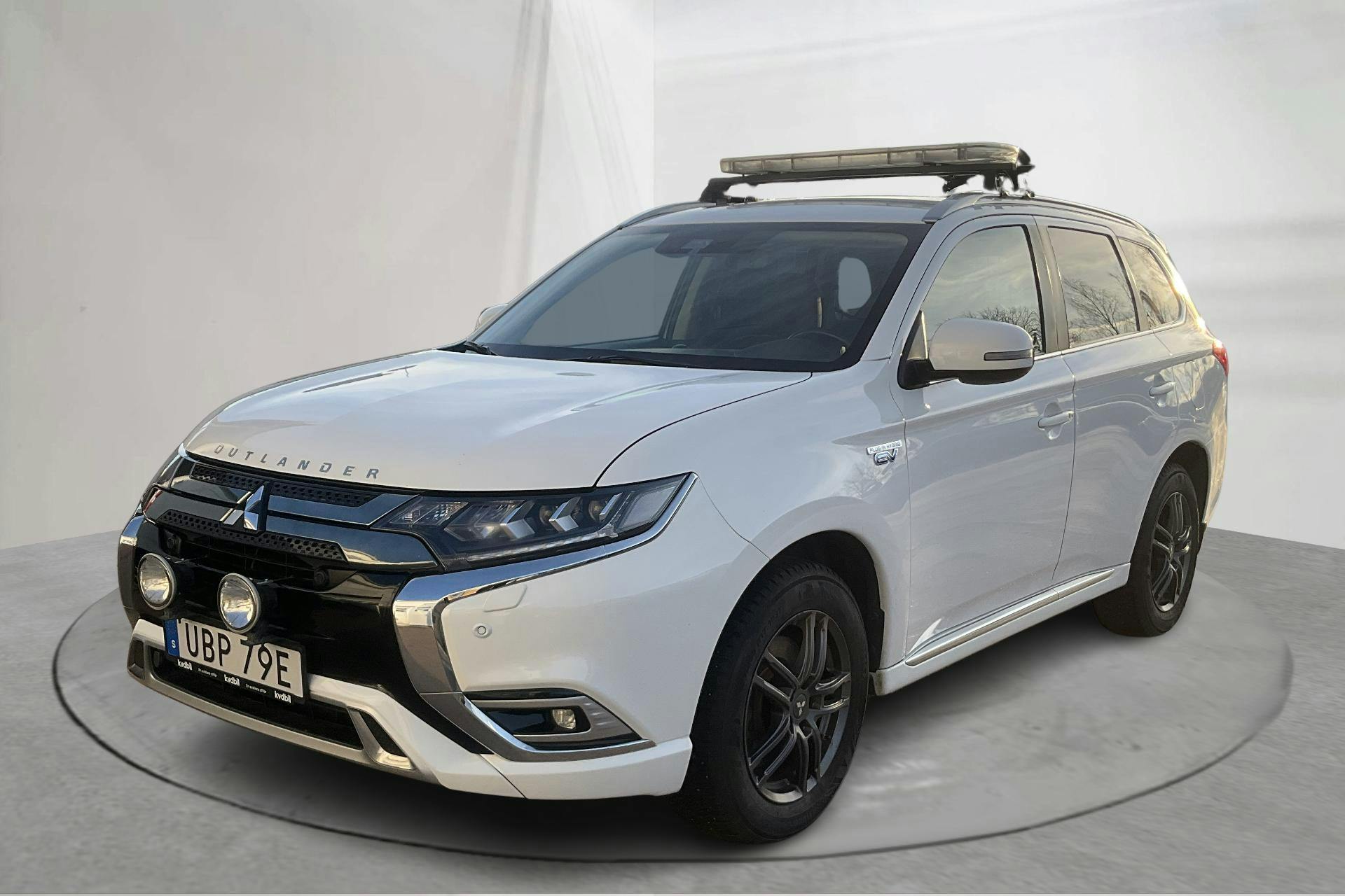 Präsentationsfoto 1 von 16: Mitsubishi Outlander 2.4 Plug-in Hybrid 4WD (136hk) - 107 320 Kilometer - Verkaufsautomat - Weiß - 2020
