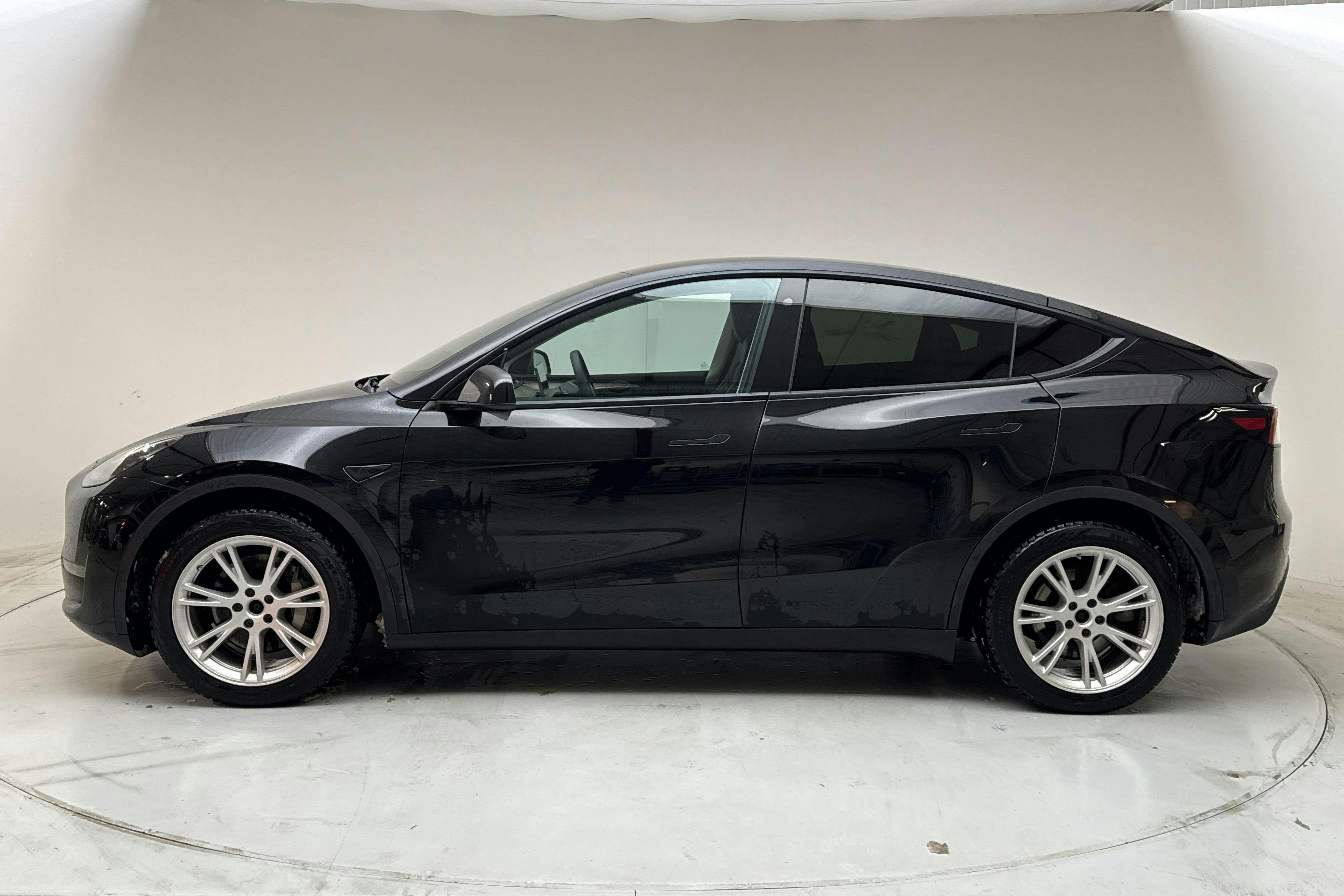 Presentationsfoto 2 av 23: Tesla Model Y Long Range Dual Motor AWD - 12 334 mil - Automat - svart - 2022