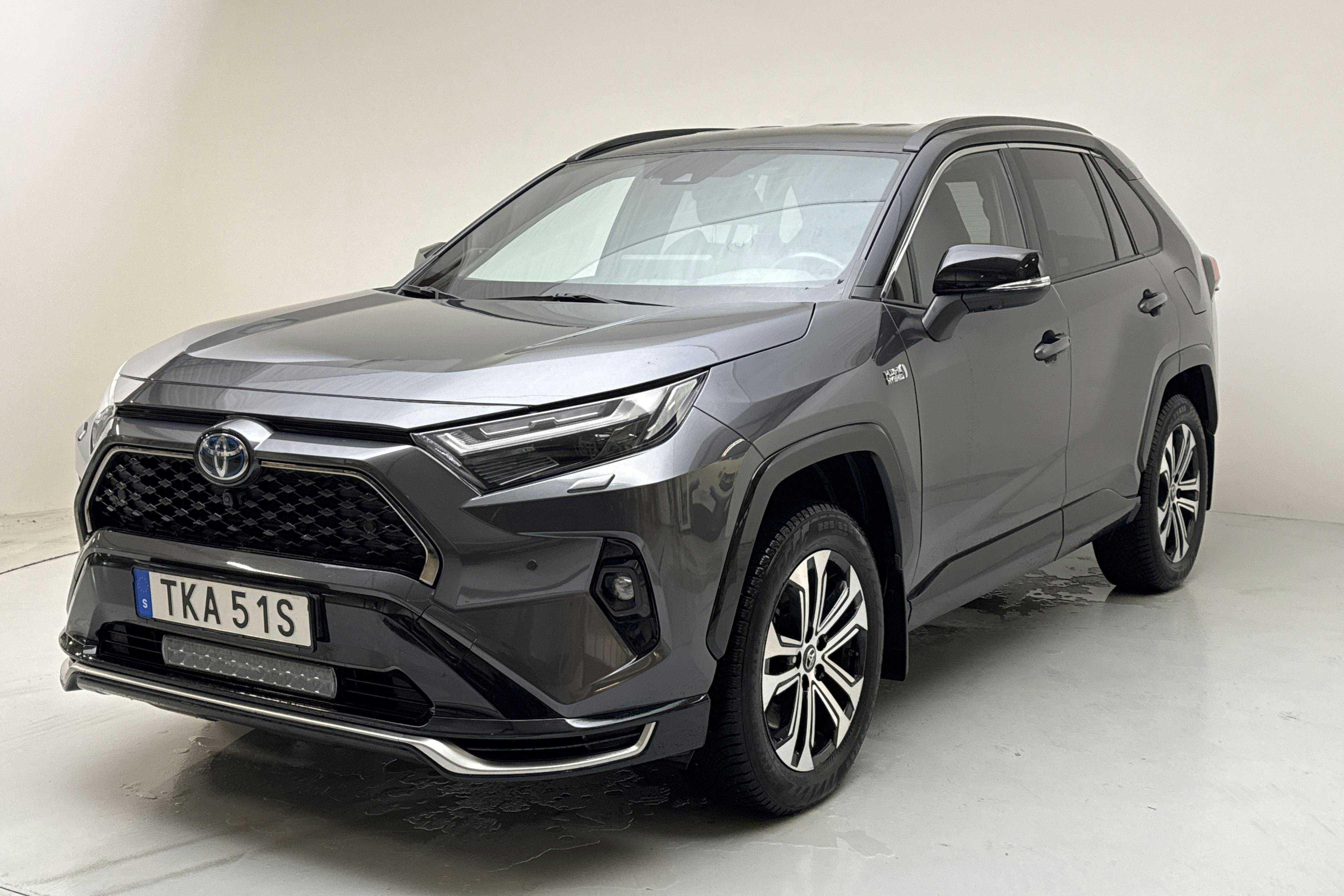 Presentationsfoto 1 av 19: Toyota RAV4 2.5 Plug-in Hybrid AWDi (306hk) - 5 586 mil - Automat - grå - 2023