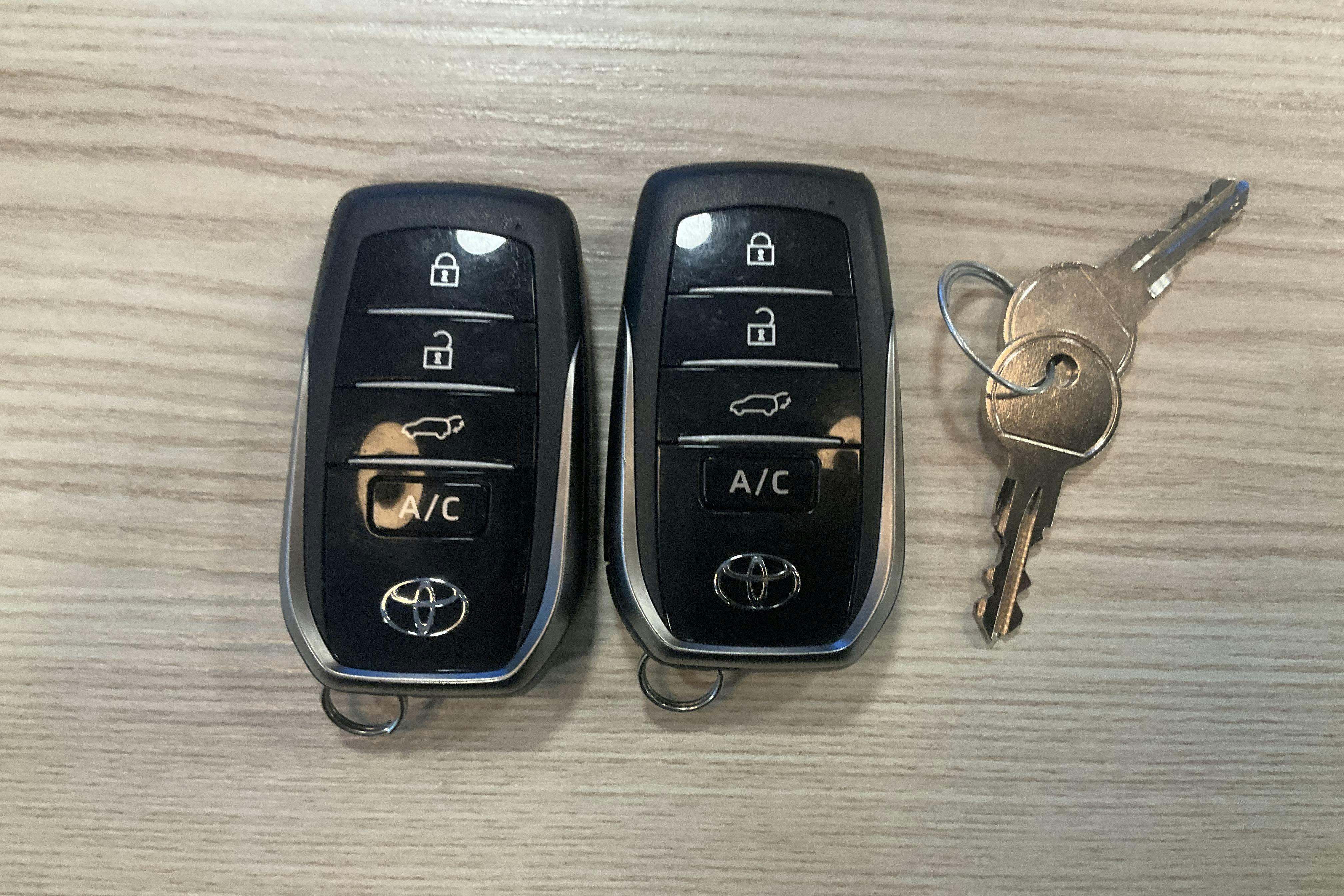 Presentationsfoto 19 av 19: Toyota RAV4 2.5 Plug-in Hybrid AWDi (306hk) - 5 586 mil - Automat - grå - 2023