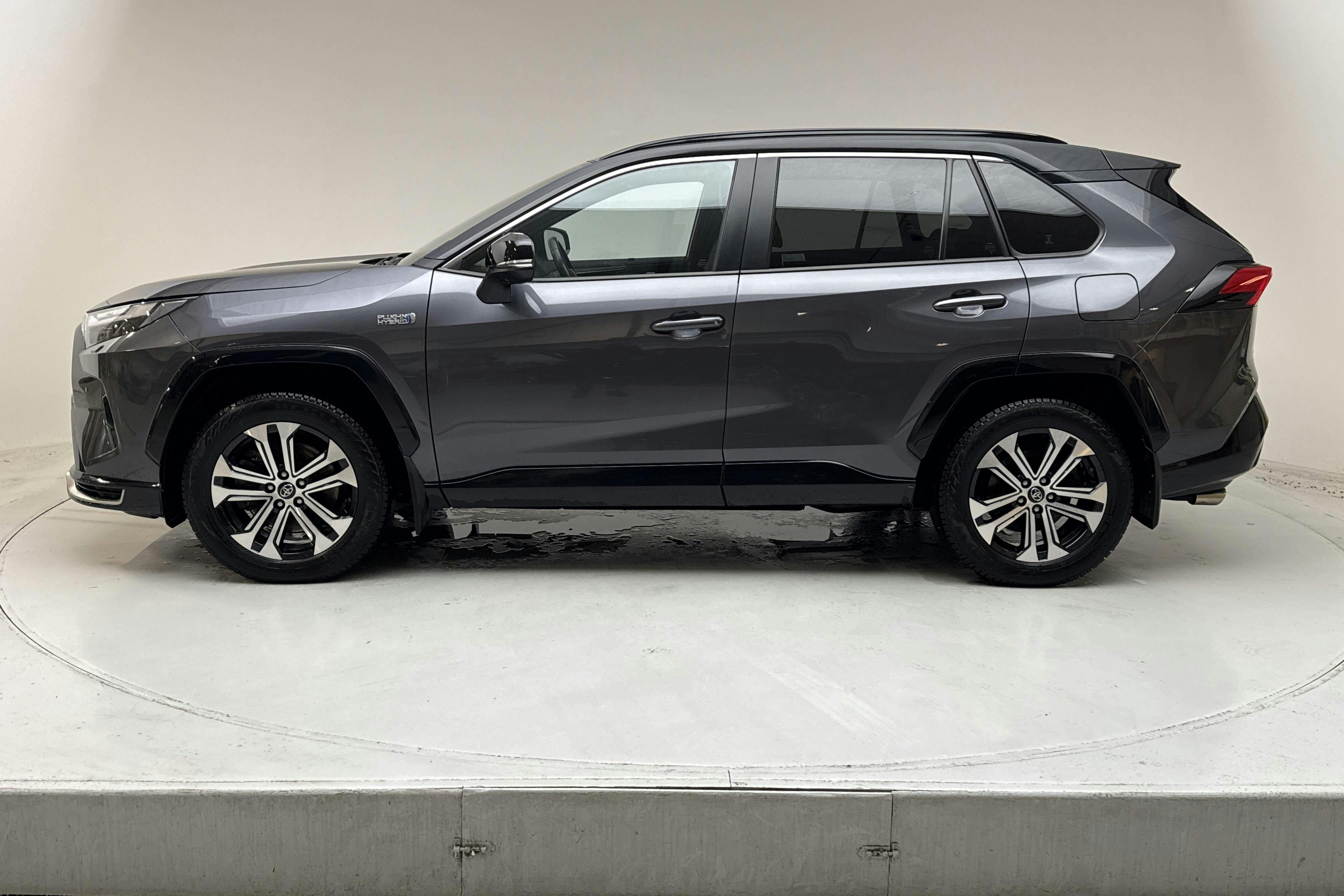 Presentationsfoto 2 av 19: Toyota RAV4 2.5 Plug-in Hybrid AWDi (306hk) - 5 586 mil - Automat - grå - 2023