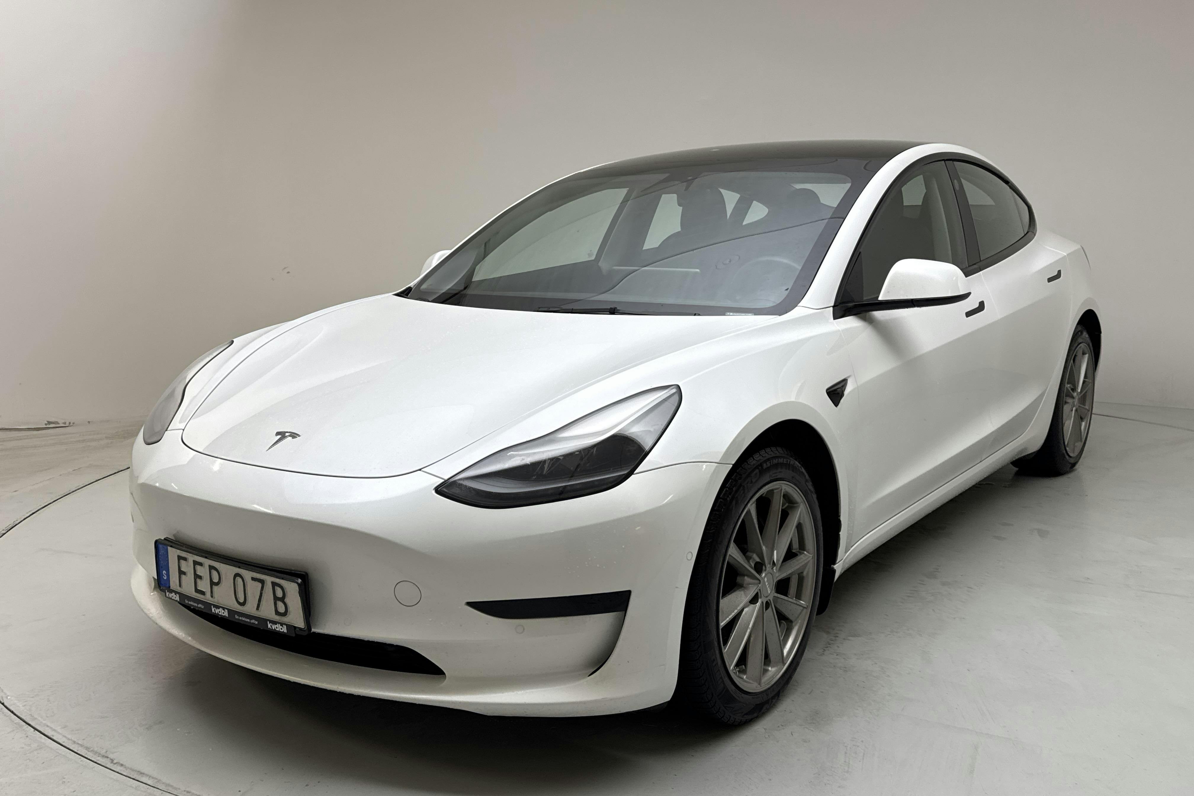 Presentation photo 1 of 20: Tesla Model 3 Standard Range RWD - 164 300 km - Automatic - white - 2021