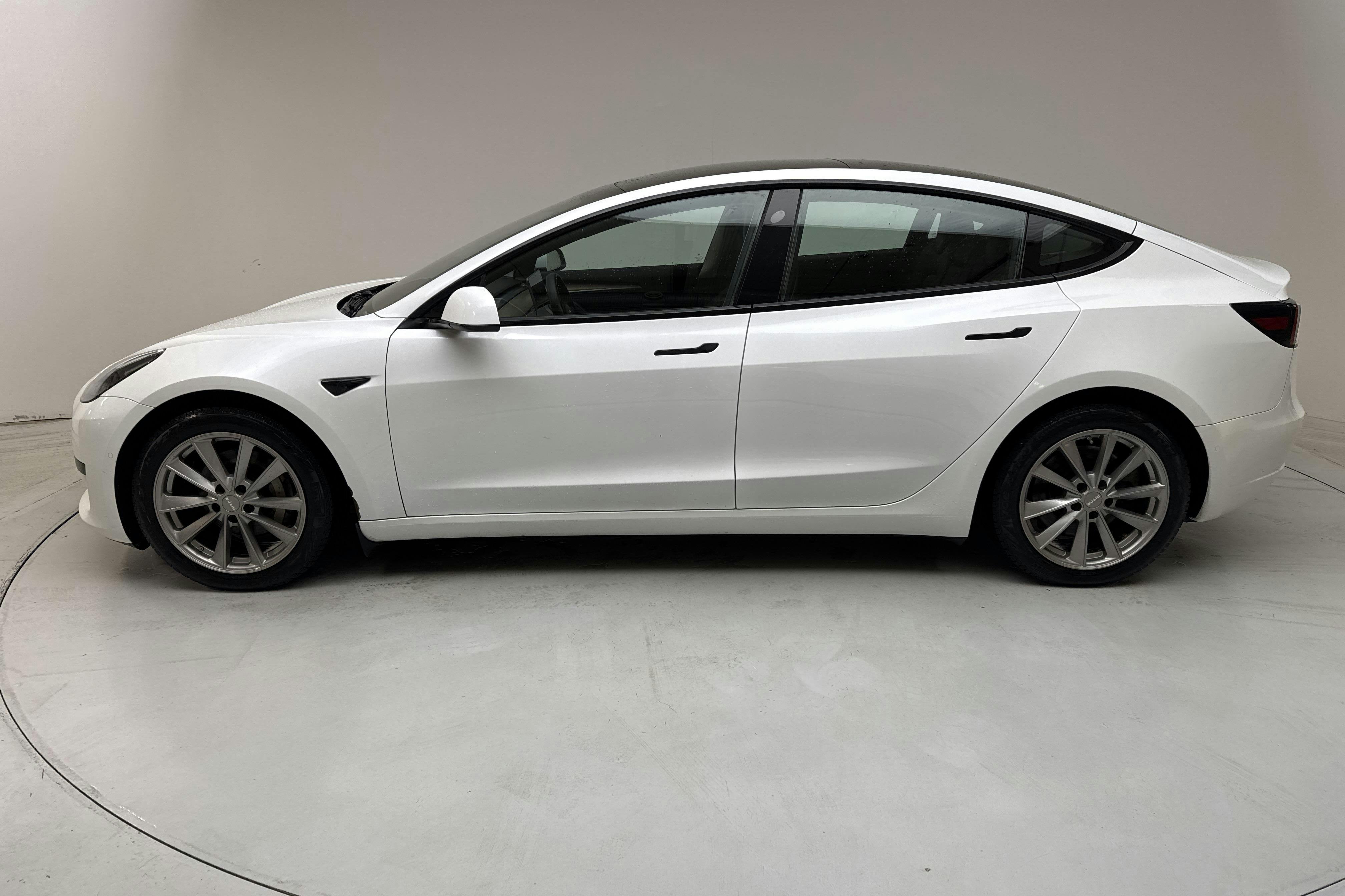 Presentation photo 2 of 20: Tesla Model 3 Standard Range RWD - 164 300 km - Automatic - white - 2021
