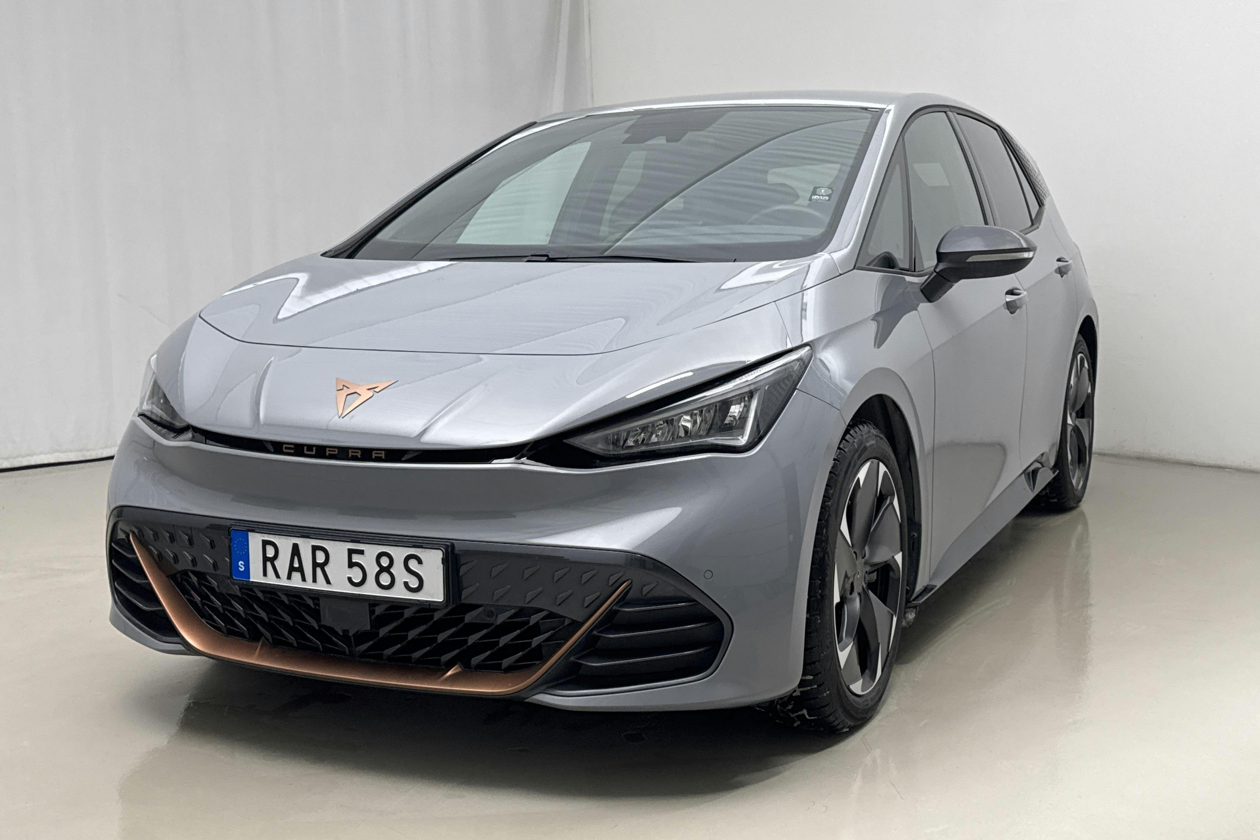 Presentationsfoto 1 av 18: Cupra Born 58kWh (231hk) - 5 359 mil - Automat - Light Grey - 2023