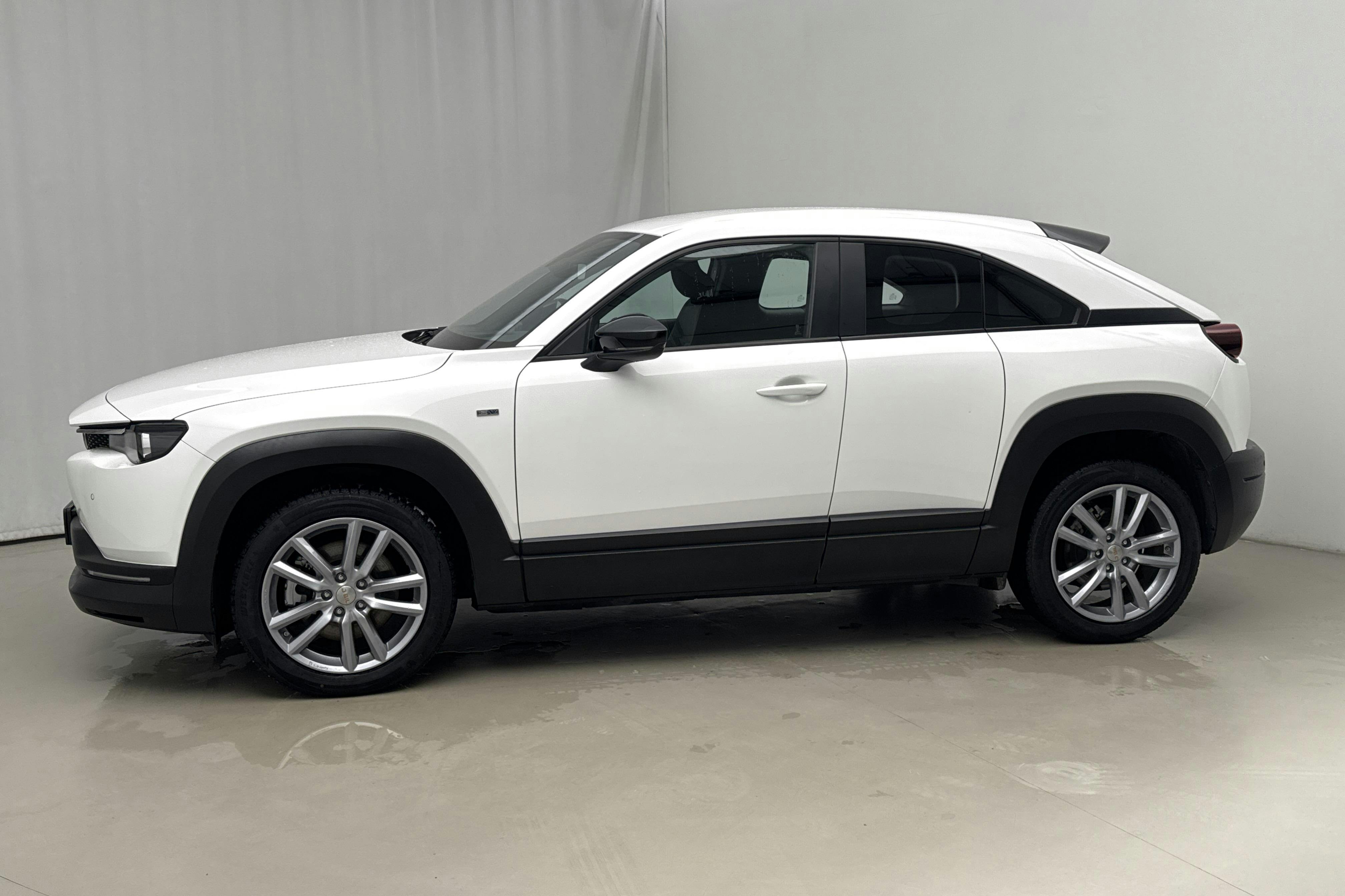 Präsentationsfoto 2 von 16: Mazda MX-30 e-Skyactiv (145hk) - 29 440 Kilometer - Verkaufsautomat - Weiß - 2023