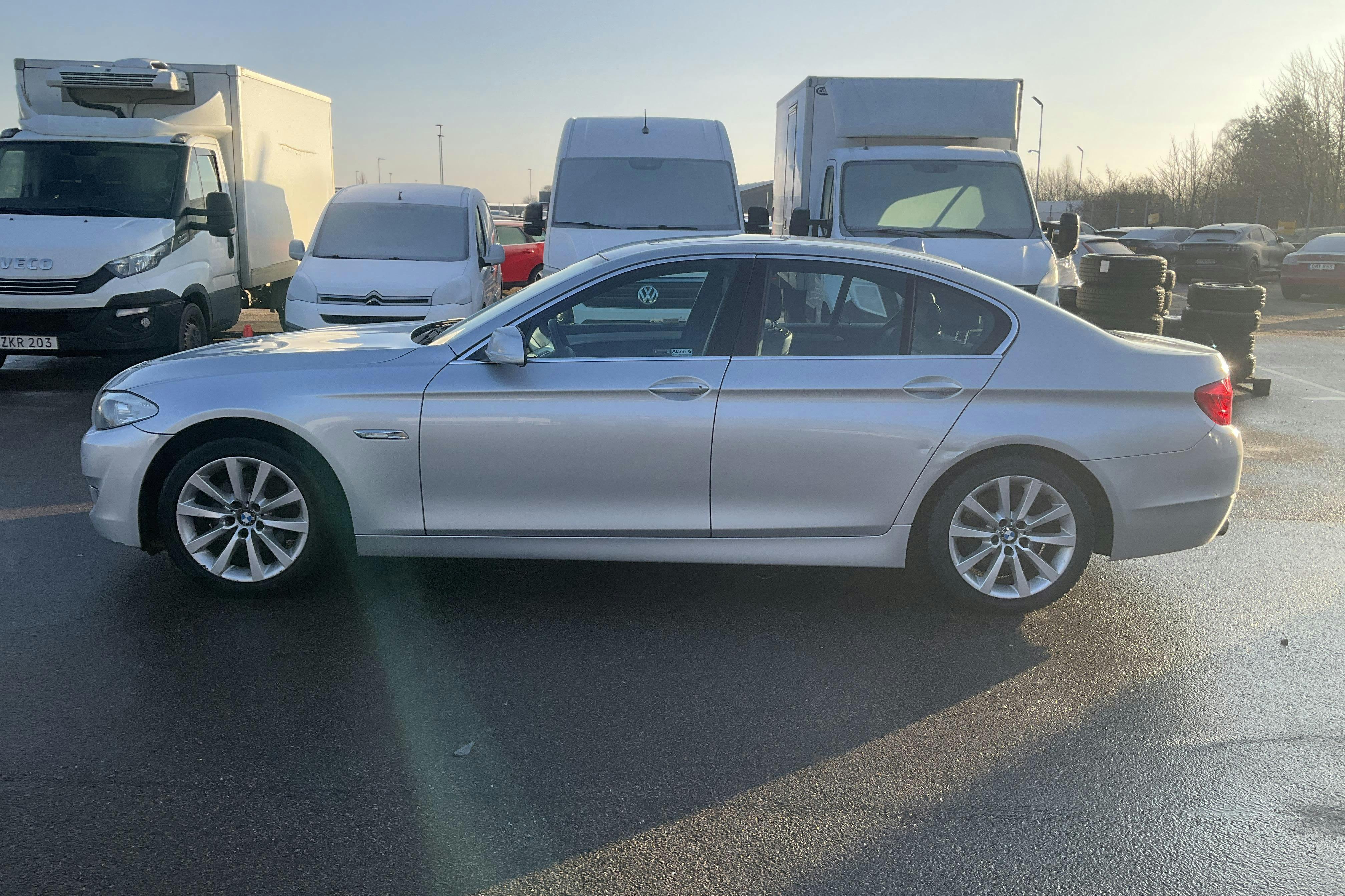 Präsentationsfoto 2 von 11: BMW 520d Sedan, F10 (184hk) - 208 840 Kilometer - Verkaufsautomat - Light Grey - 2011