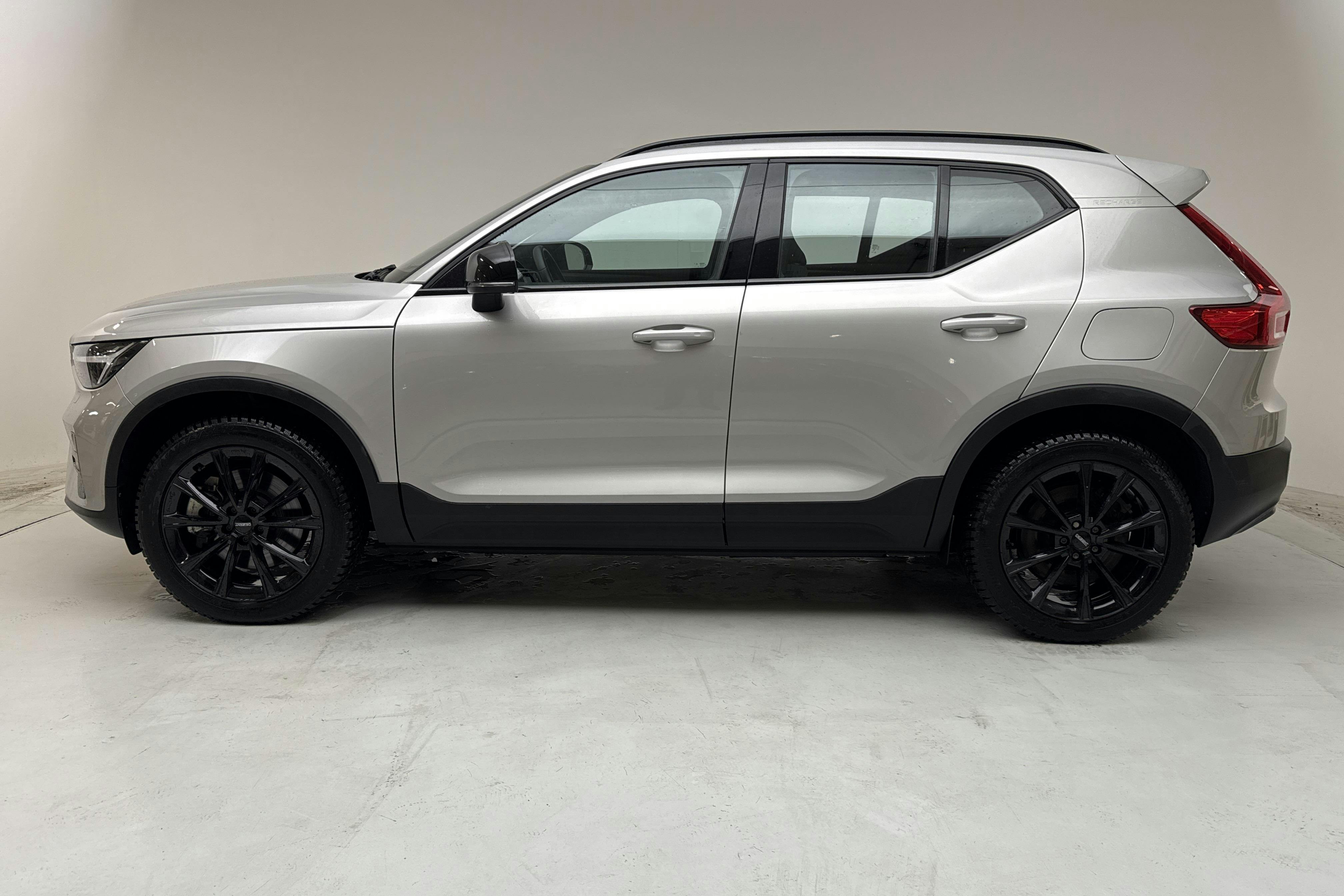 Presentationsfoto 2 av 15: Volvo XC40 Recharge Extended Range (252hk) - 6 845 mil - Automat - silver - 2024