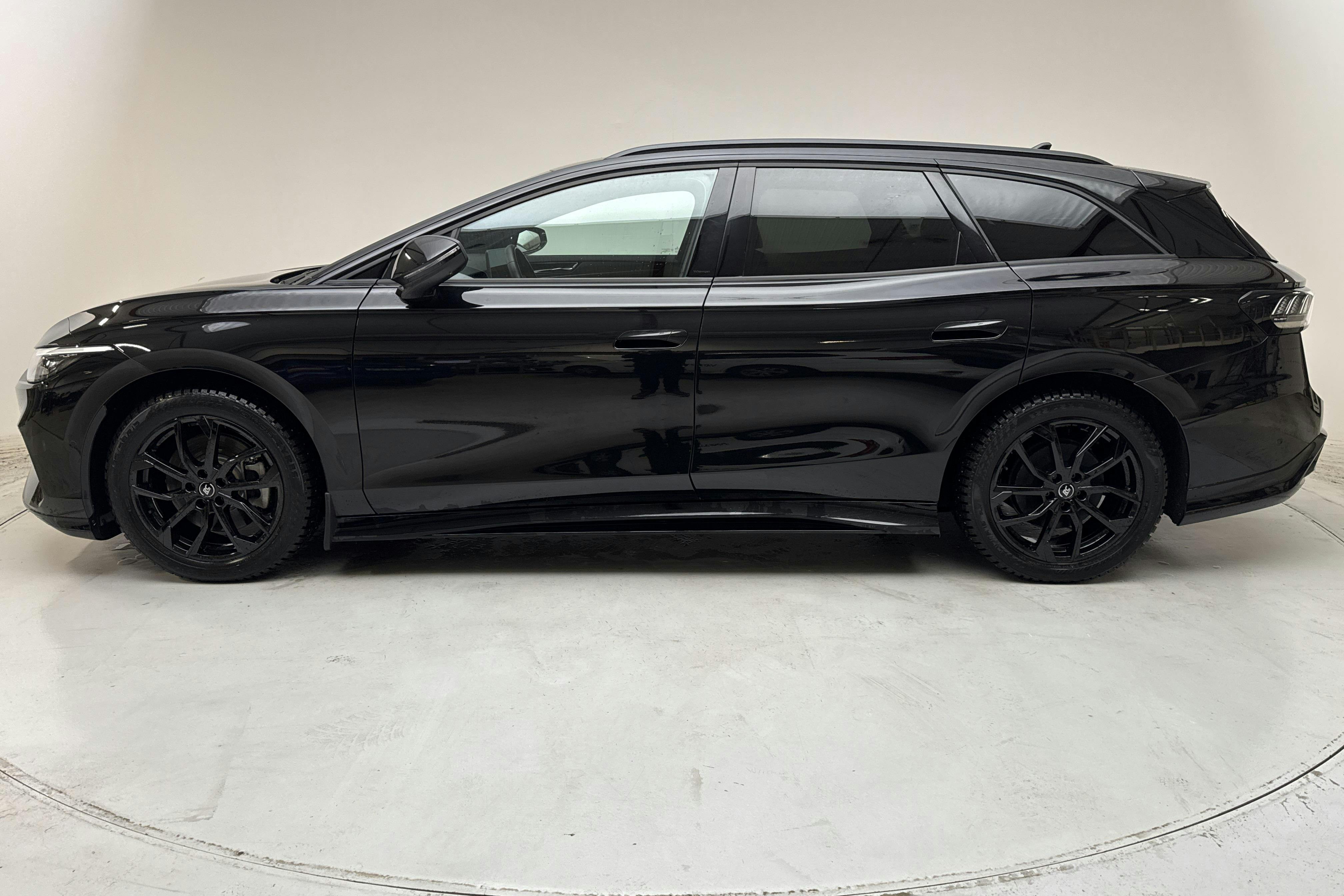 Presentationsfoto 2 av 16: VW ID.7 Tourer S 86kWh (286hk) - 1 560 mil - Automat - svart - 2025