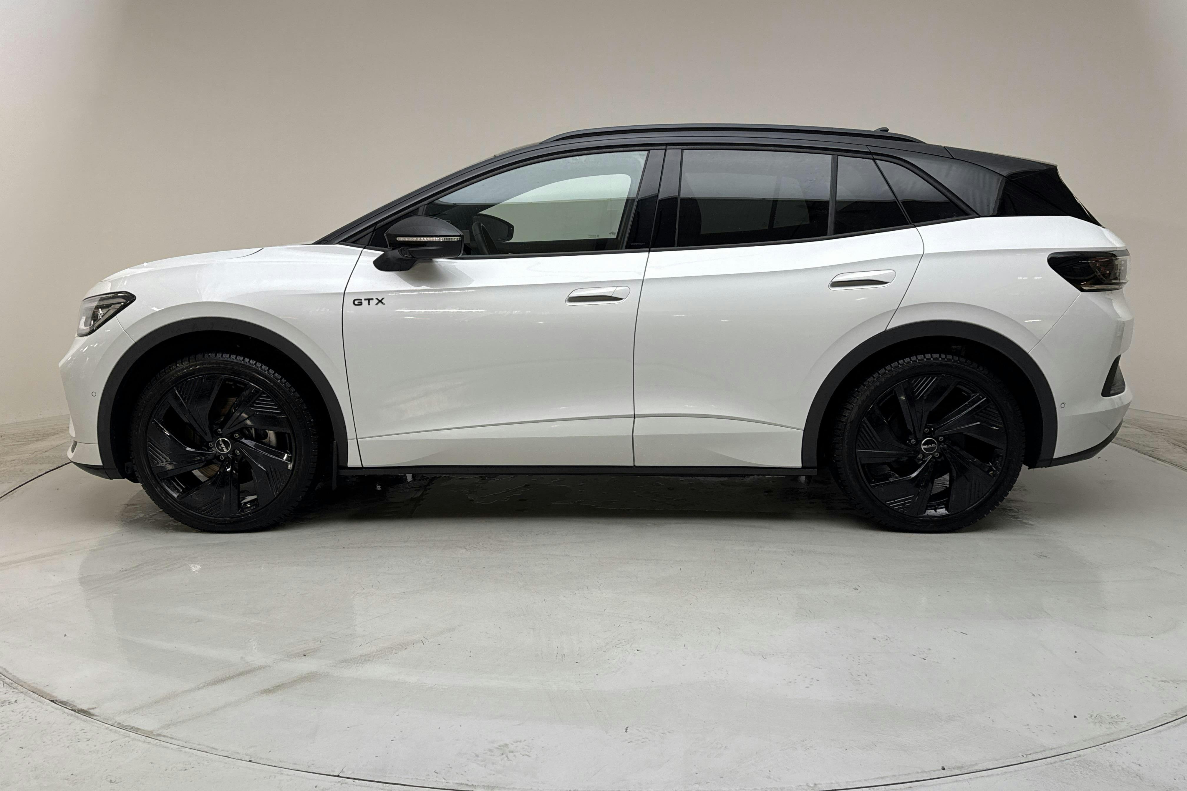 Presentation photo 2 of 17: VW ID.4 GTX 77kWh 4motion (340hk) - 16 240 km - Automatic - white - 2025