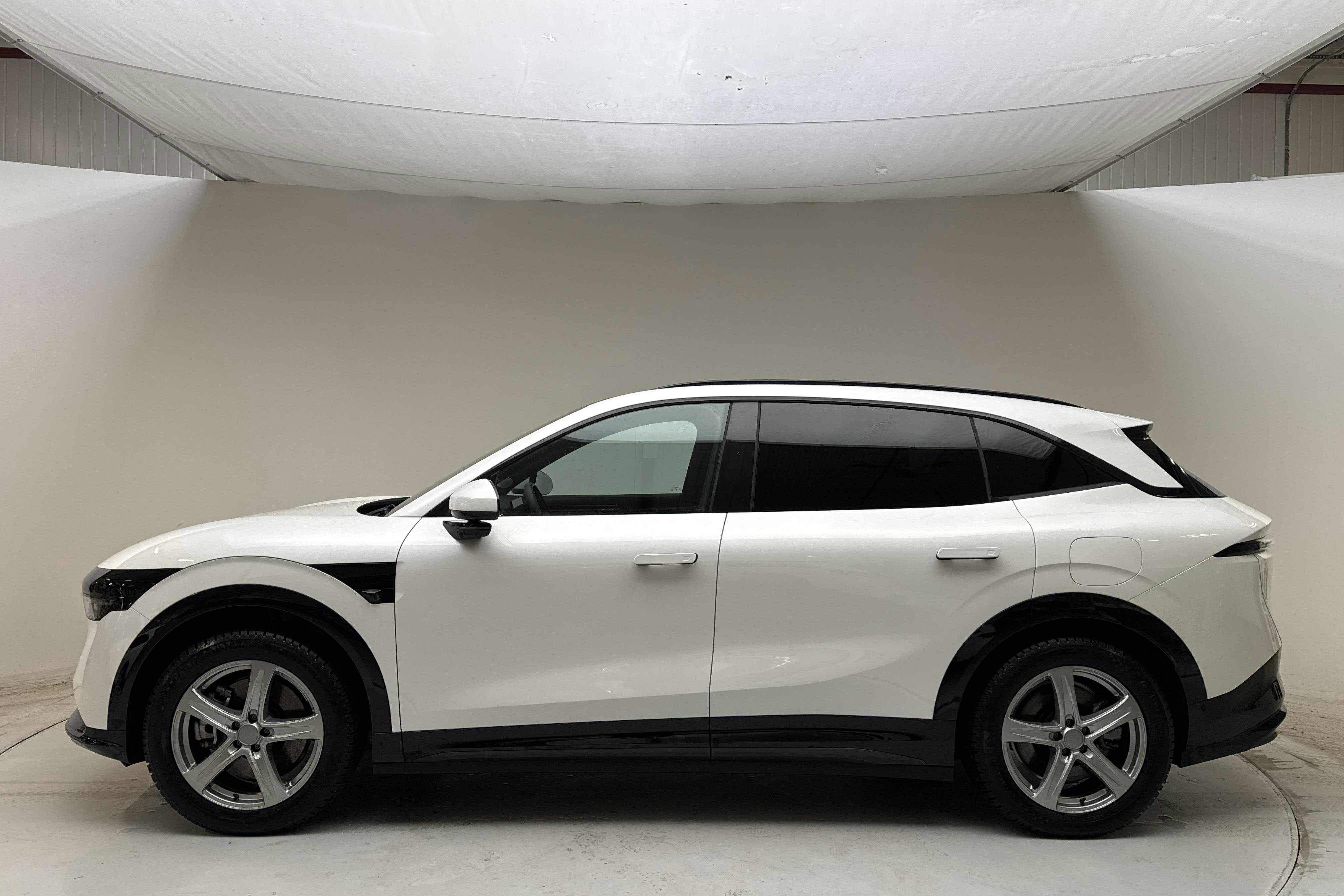 Präsentationsfoto 2 von 18: Zeekr Zeekr 7X 100kWh (421hk) - 11 920 Kilometer - Verkaufsautomat - Weiß - 2025