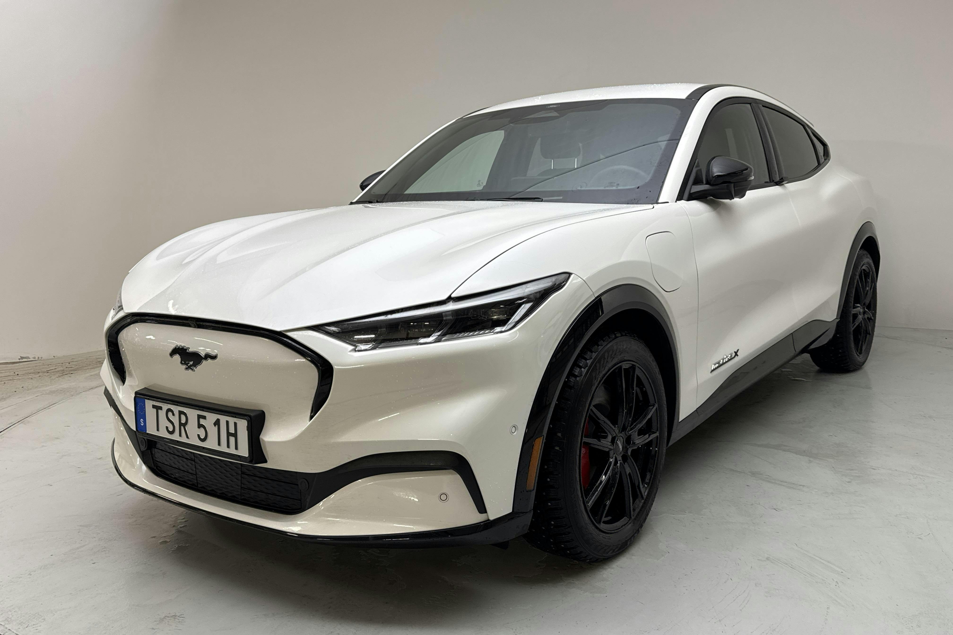 Presentationsfoto 1 av 17: Ford Mustang Mach-E 70kWh RWD (269hk) - 1 390 mil - Automat - vit - 2023