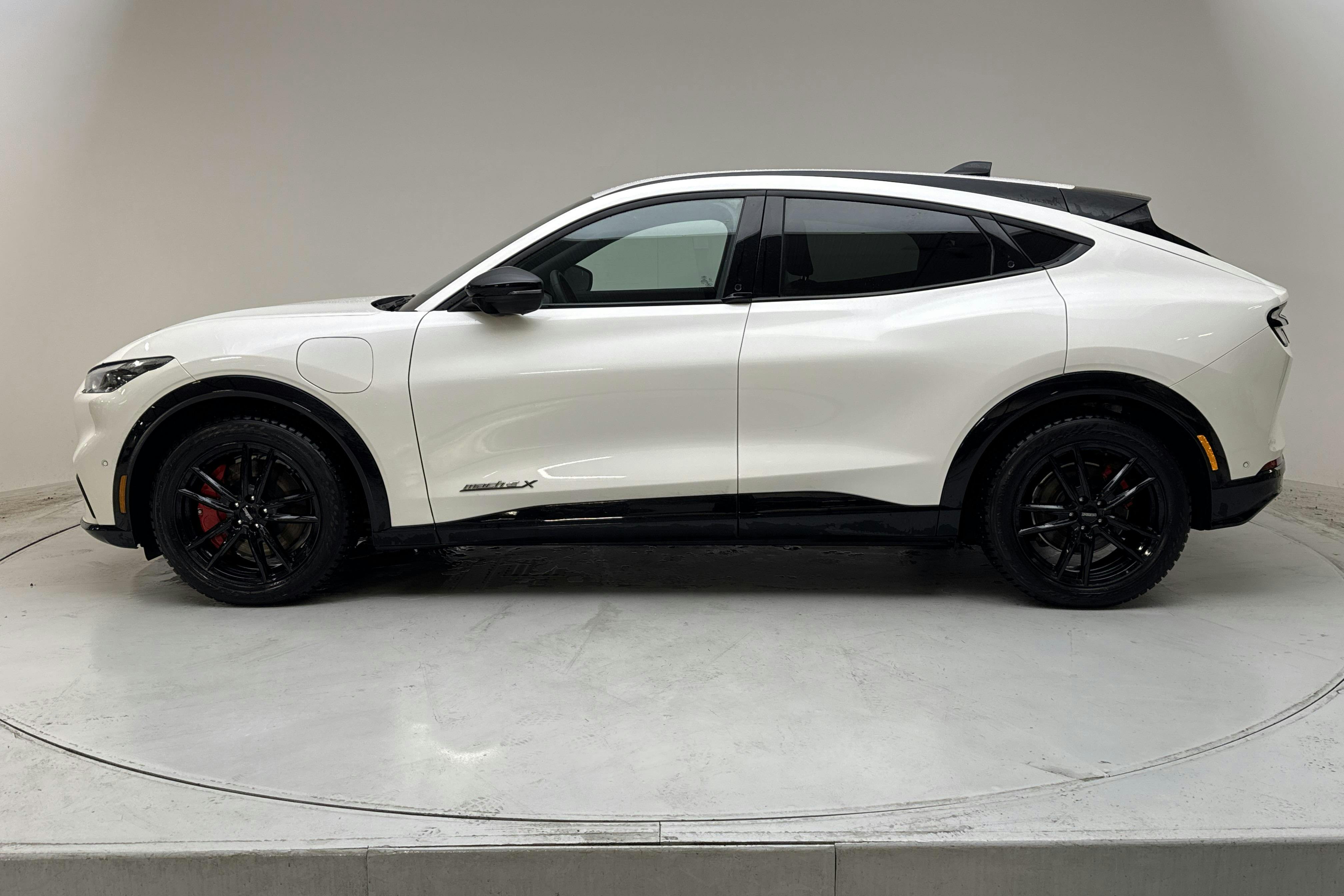 Presentationsfoto 2 av 17: Ford Mustang Mach-E 70kWh RWD (269hk) - 1 390 mil - Automat - vit - 2023