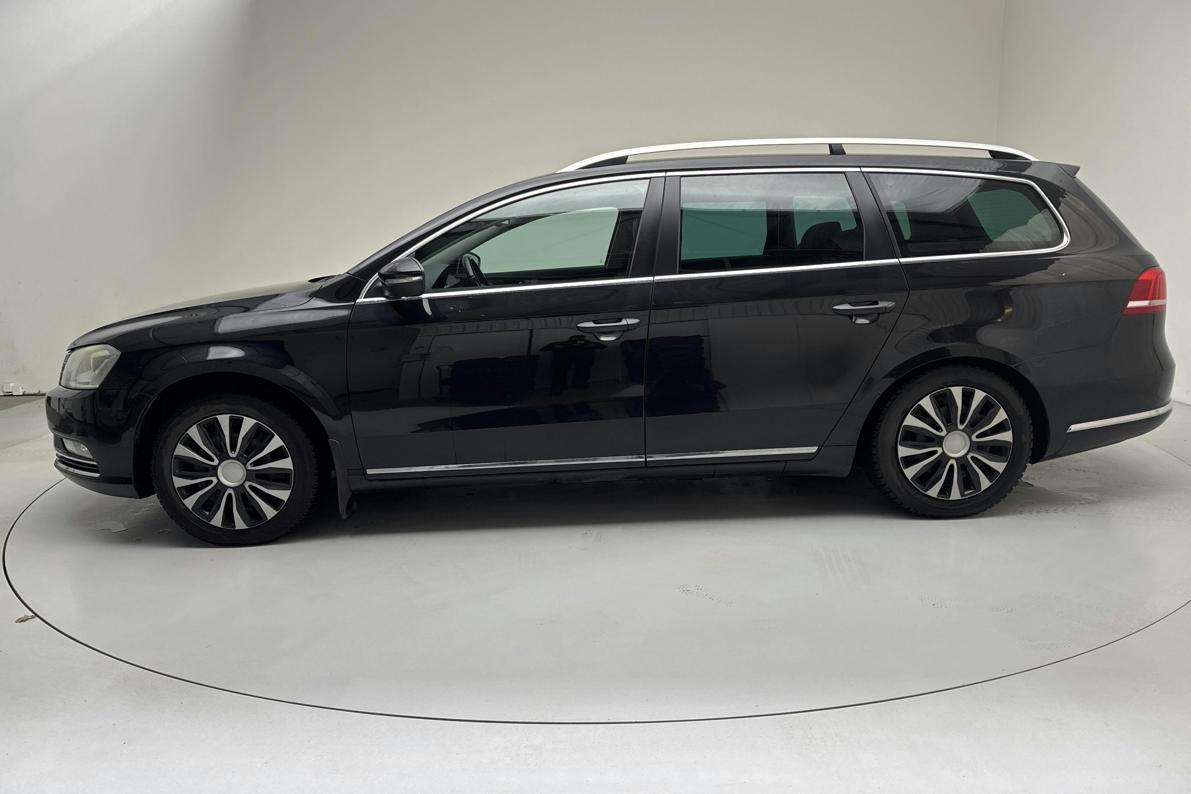Presentationsfoto 2 av 14: VW Passat 1.4 TSI EcoFuel Variant (150hk) - 16 451 mil - Automat - svart - 2014