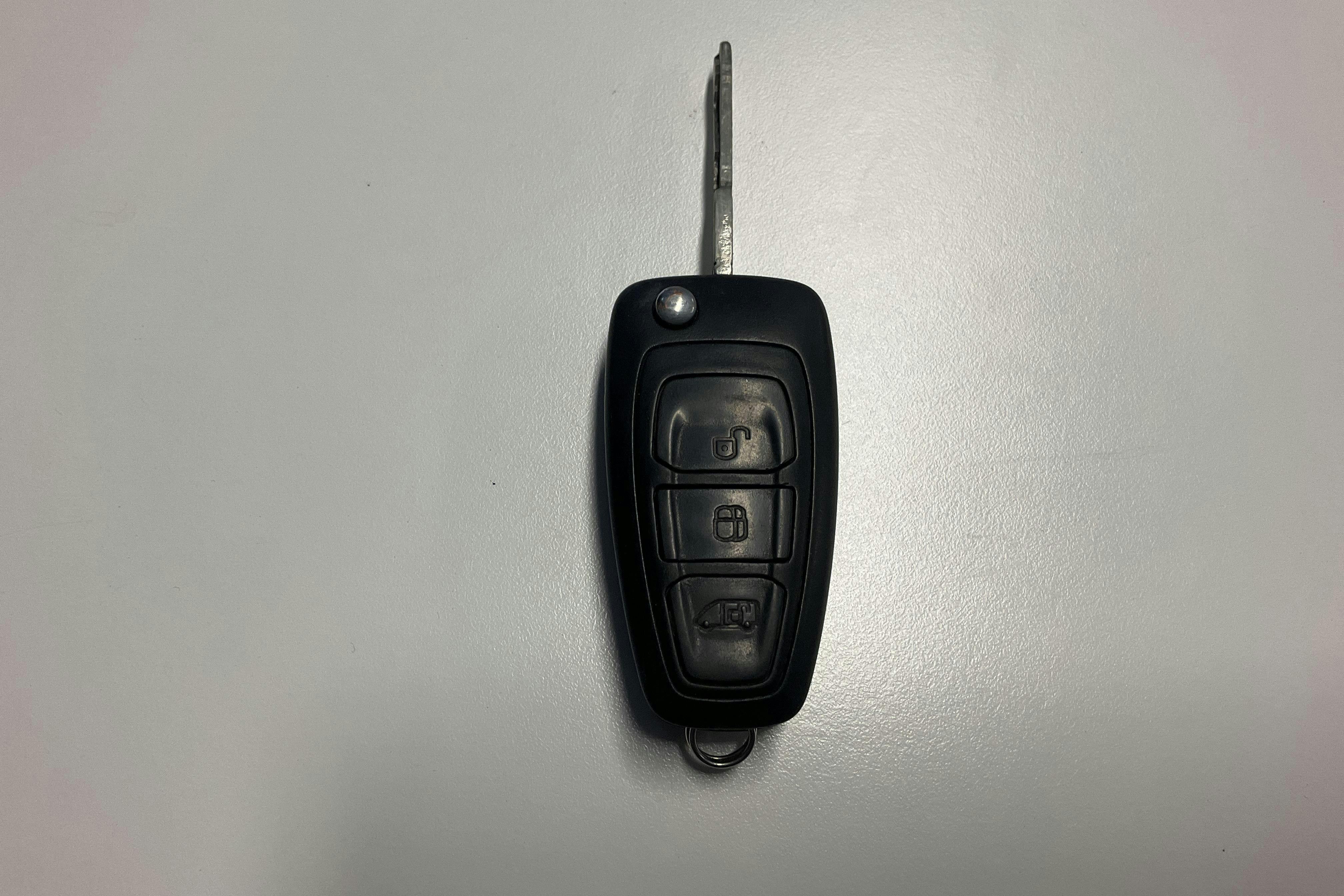 Zdjęcie prezentacyjne 14 z 14: Ford Transit 350 2.2 TDCi Skåp 2WD (125hk) - 239 970 km - Manualna - biały - 2015