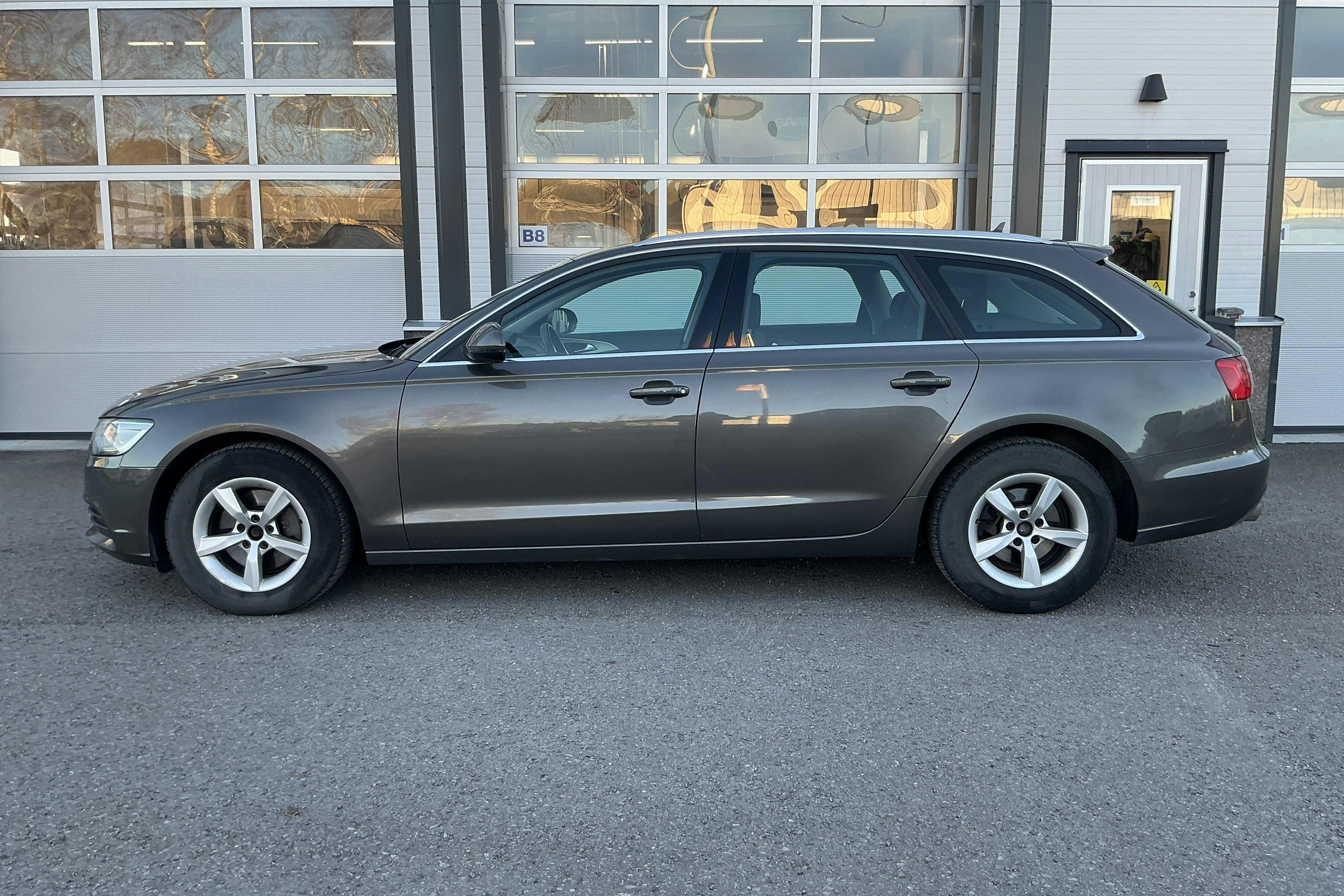 Presentation photo 2 of 16: Audi A6 2.0 TDI Avant (177hk) - 178 080 km - Automatic - gray - 2013