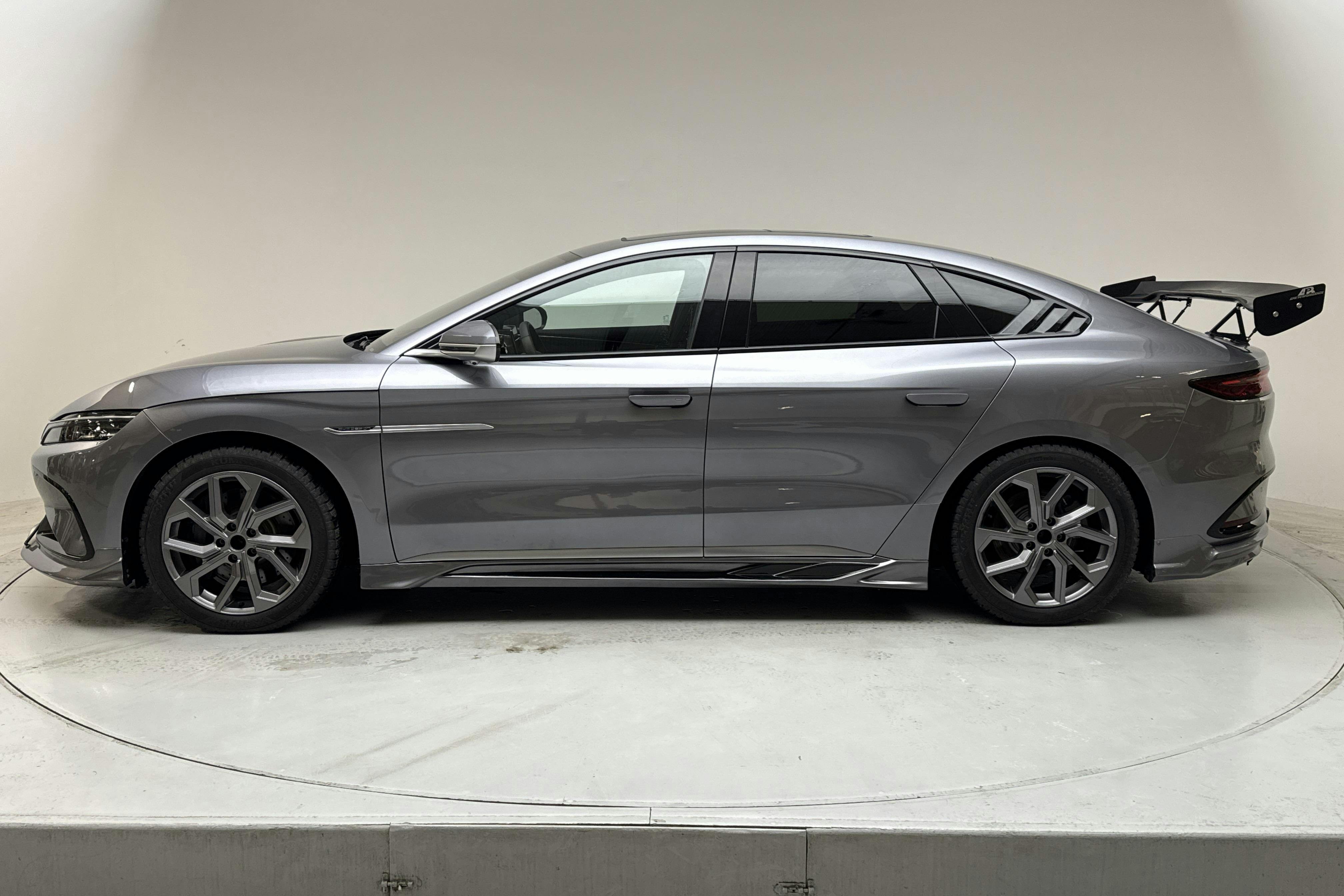 Presentationsfoto 2 av 20: BYD Han AWD 85kWh (517hk) - 2 505 mil - Automat - grå - 2022