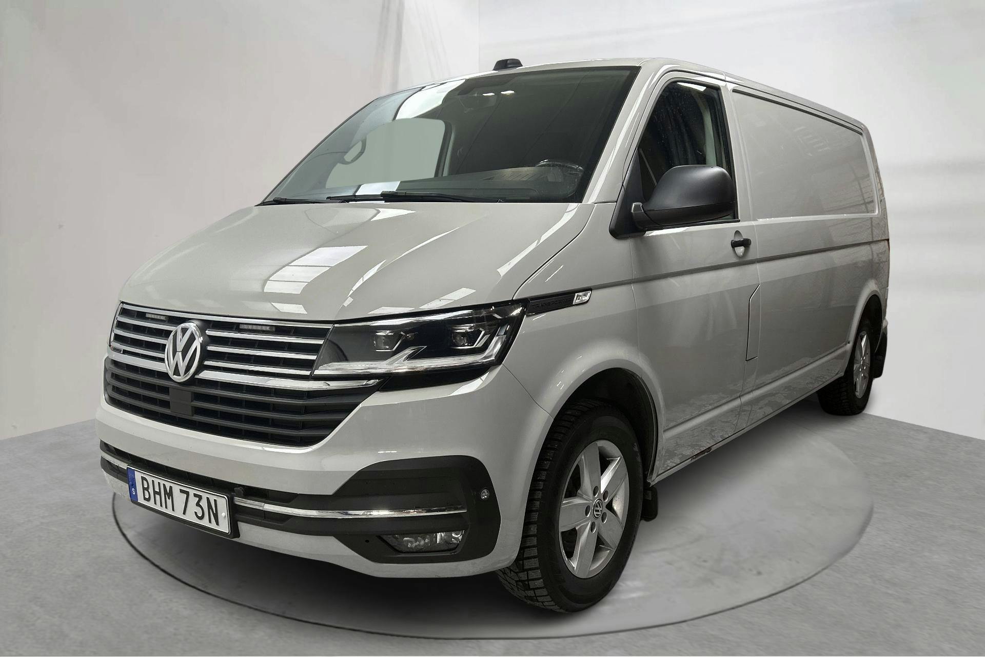 Presentationsfoto 1 av 16: VW Transporter T6 2.0 TDI BMT Skåp 4MOTION (150hk) - 12 209 mil - Automat - grön - 2020