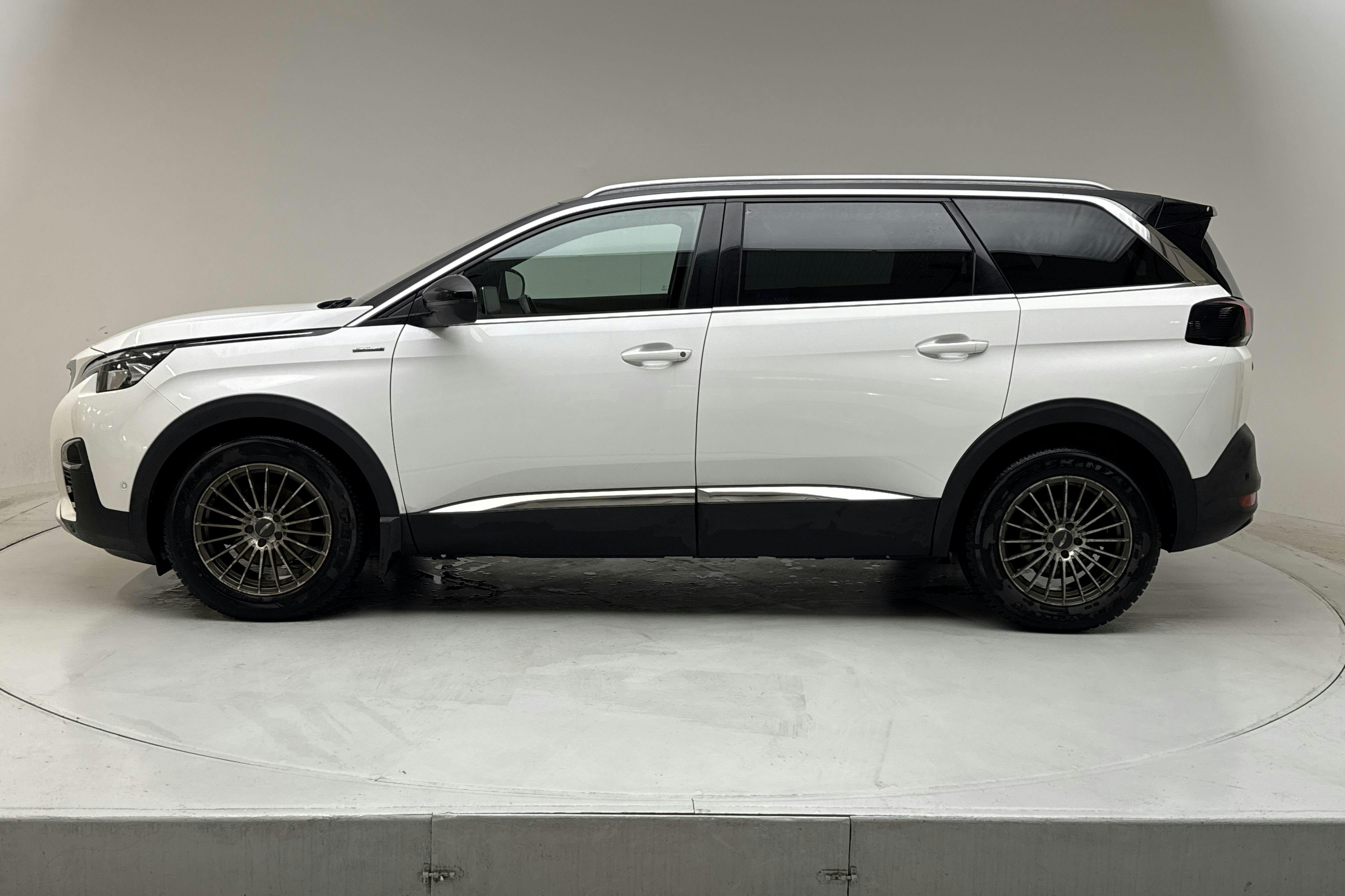 Presentationsfoto 2 av 17: Peugeot 5008 1.6 PureTech (165hk) - 15 266 mil - Automat - 2017