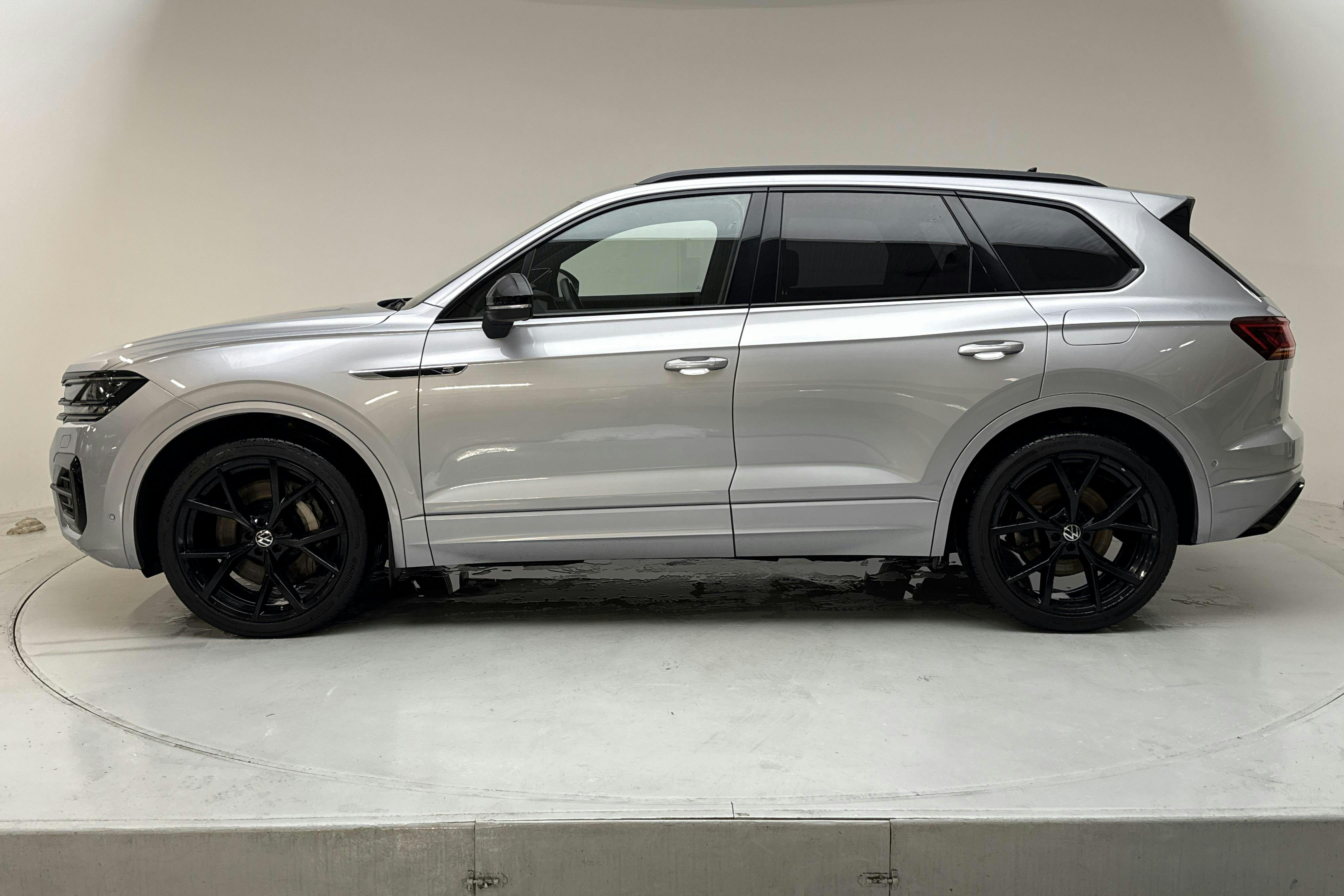 Presentation photo 2 of 18: VW Touareg R V6 TSI e-Hybrid 4Motion (462hk) - 125 020 km - Automatic - silver - 2021